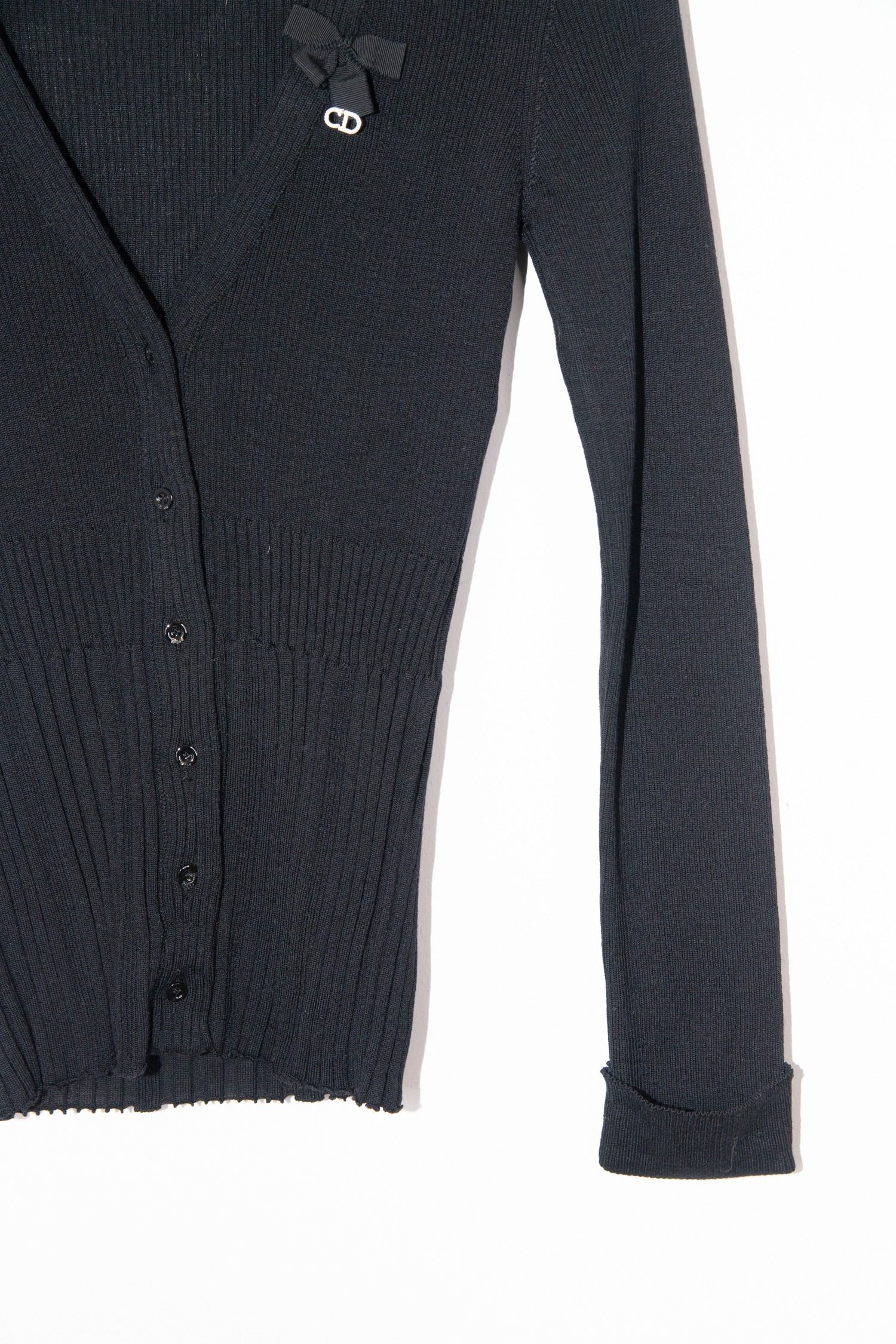 Thumbnail of http://Christian%20Dior%20Strickjacke%20mit%20Schleife%20und%20Strass%20in%20Schwarz