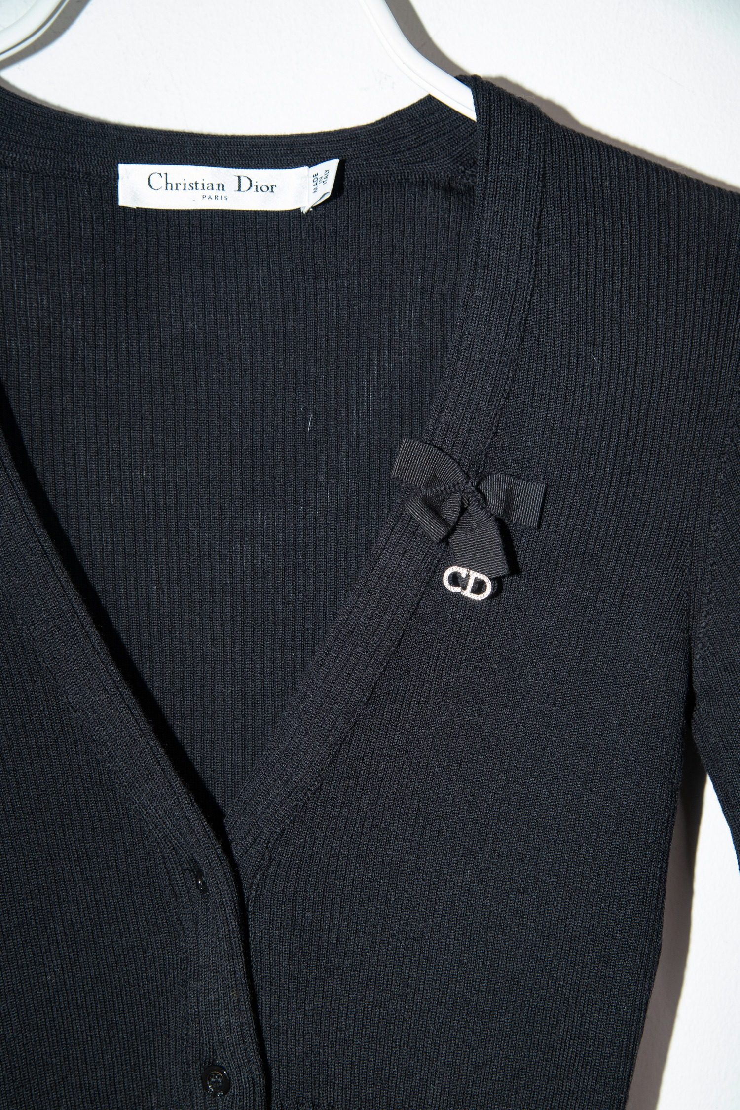 Thumbnail of http://Christian%20Dior%20Strickjacke%20mit%20Schleife%20und%20Strass%20in%20Schwarz