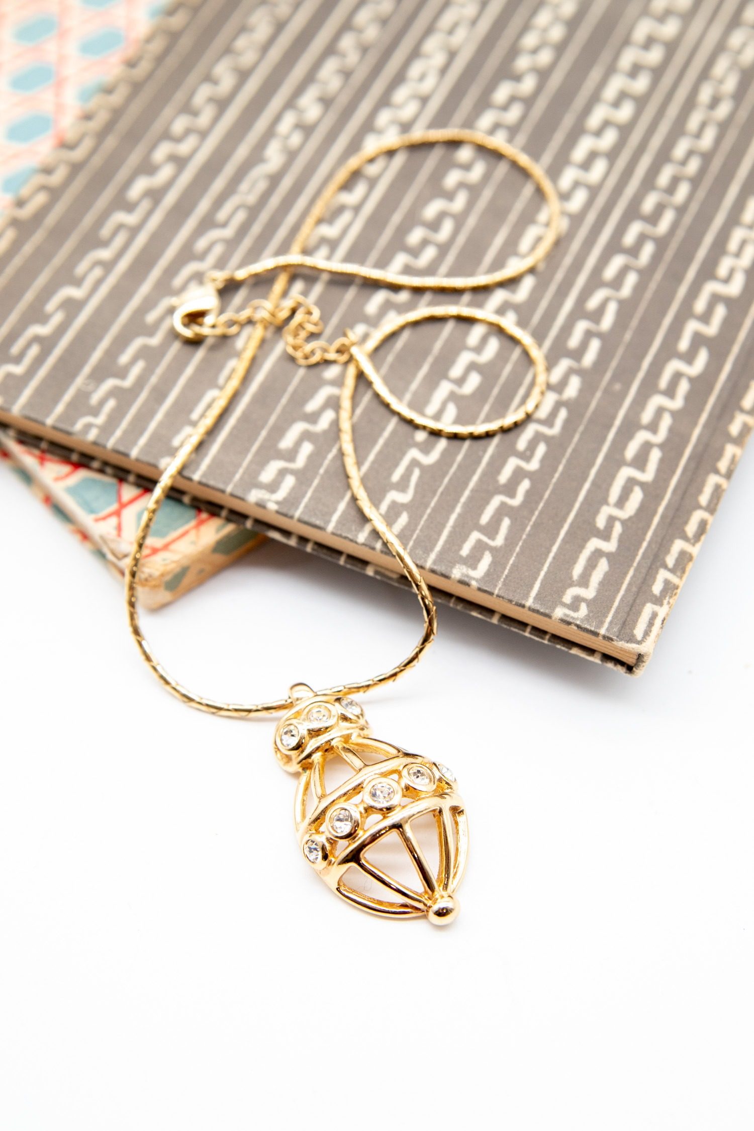 Thumbnail of http://Dior%20Vintage%20Halskette%20mit%20Käfig%20Anhänger%20in%20Gold