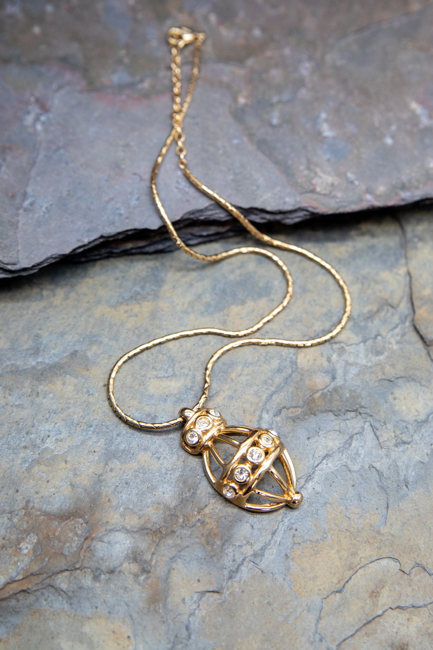 Thumbnail of http://Dior%20Vintage%20Halskette%20mit%20Käfig%20Anhänger%20in%20Gold