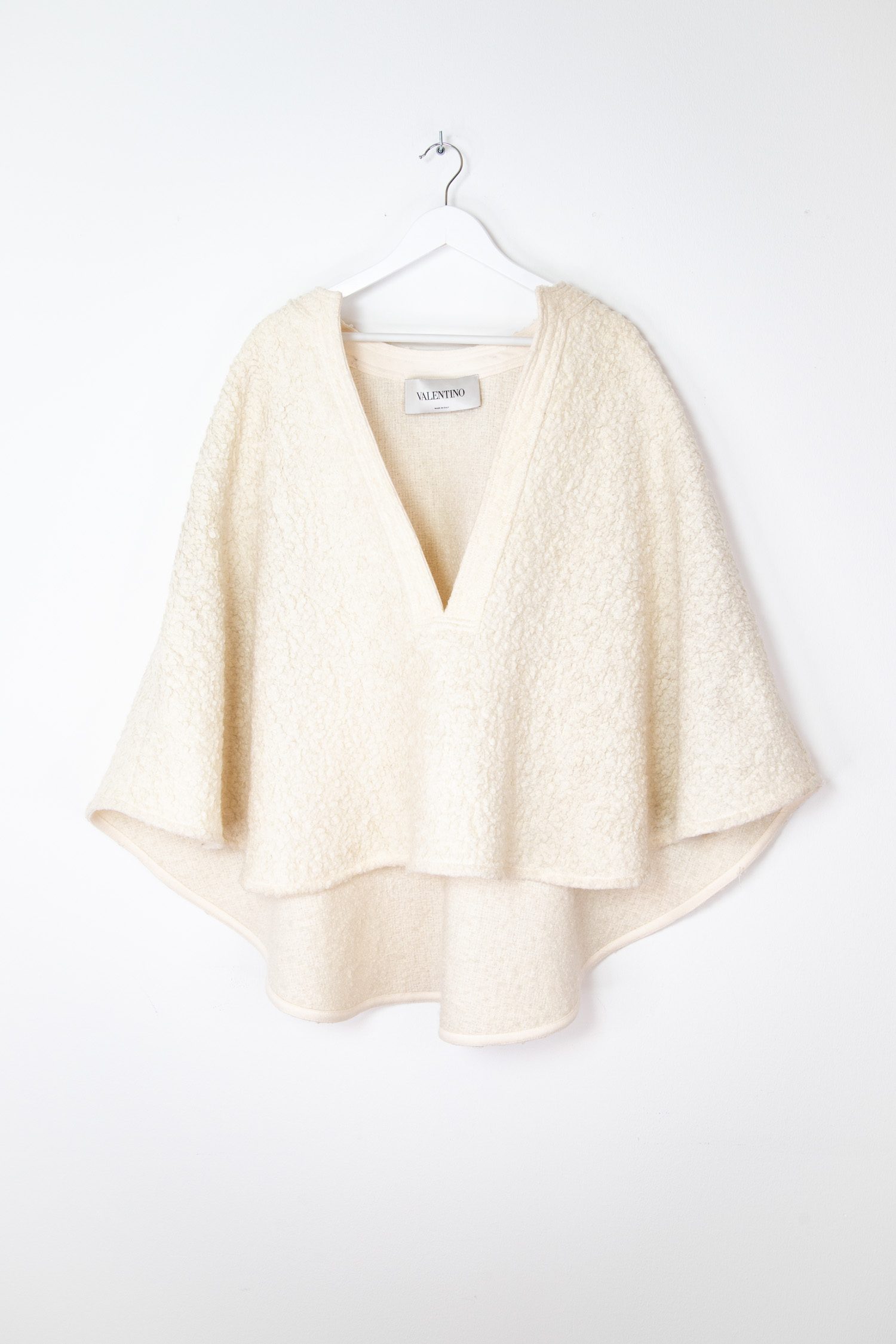 Valentino Cape aus Bouclé in Cremeweiß