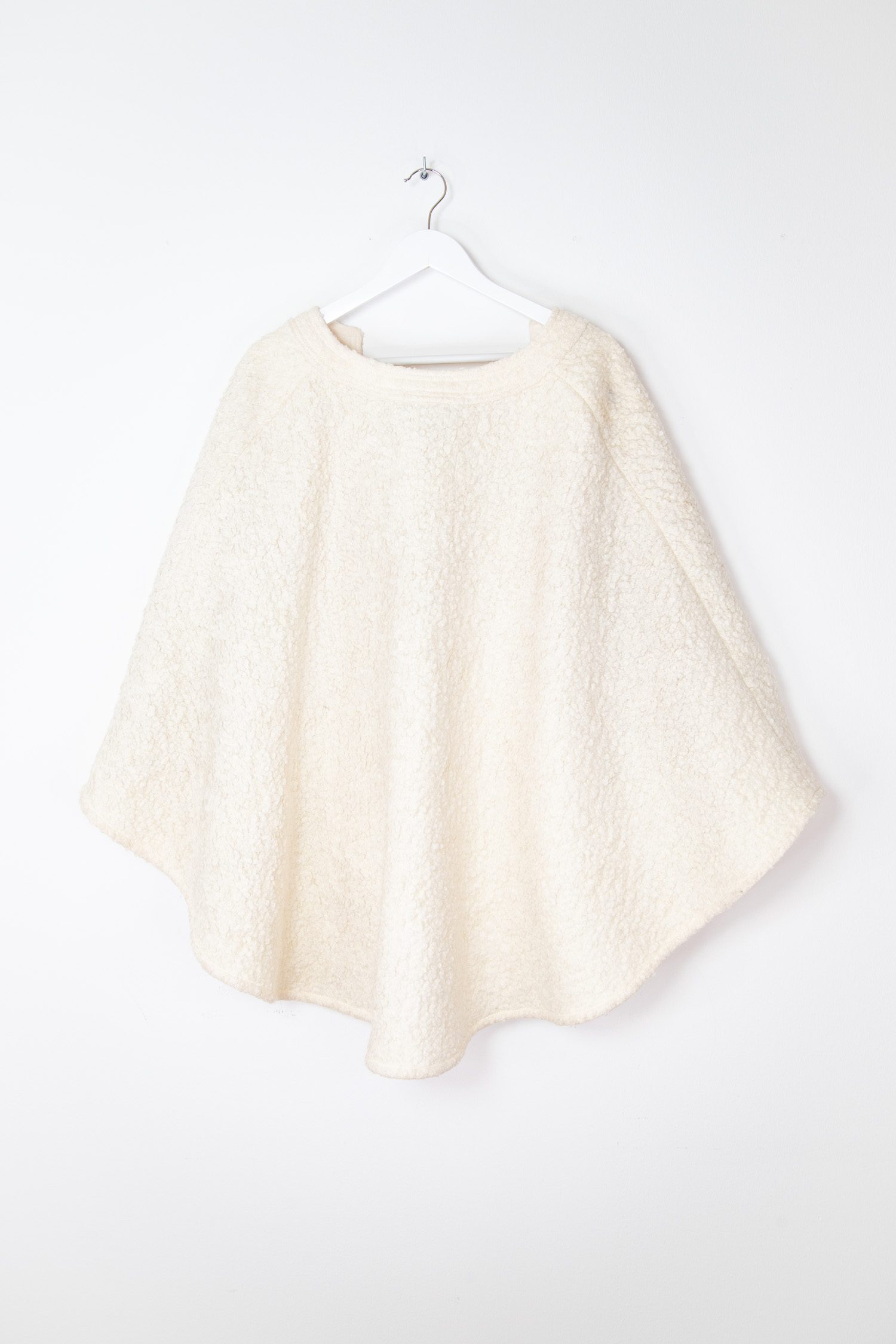 Valentino Cape aus Bouclé in Cremeweiß