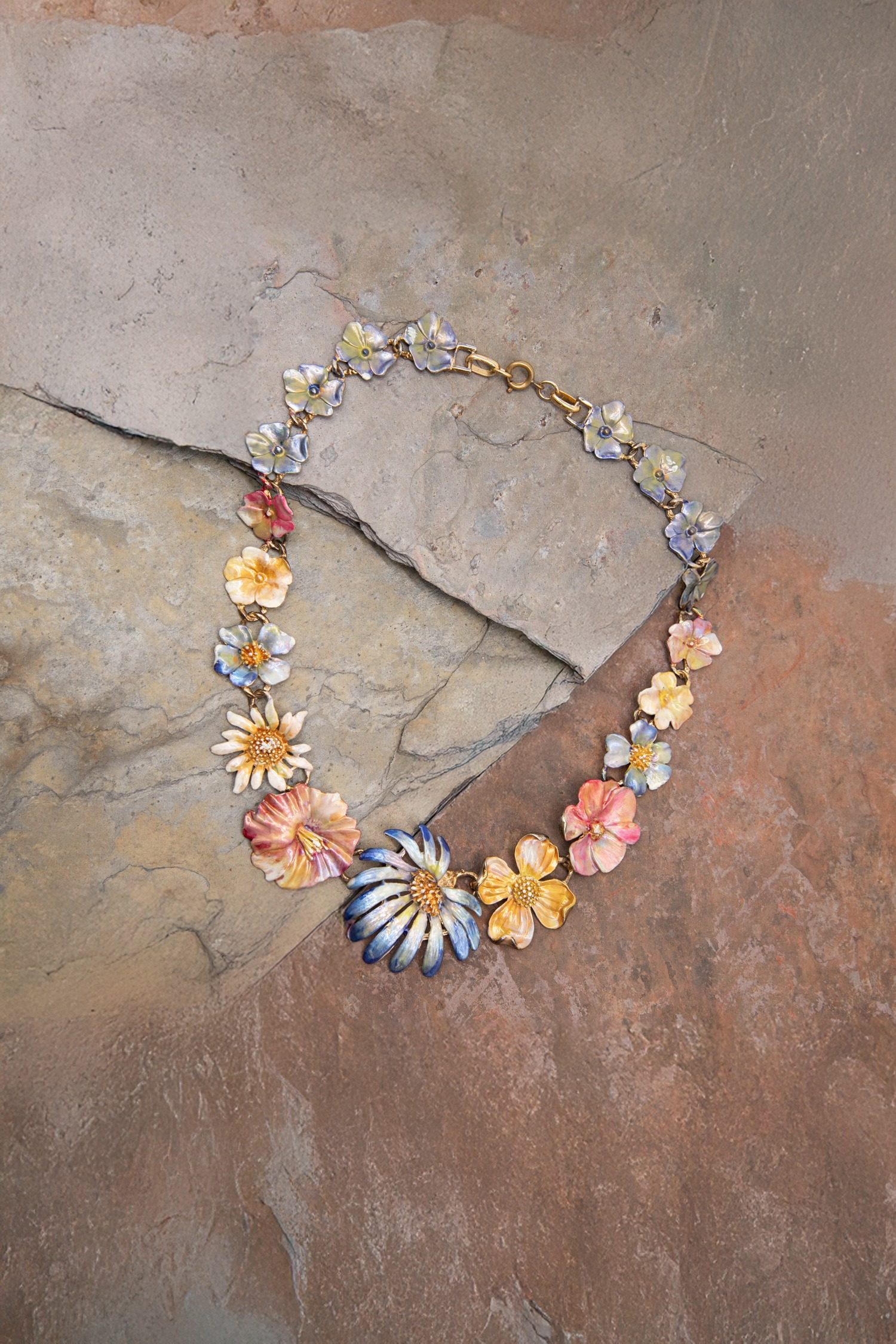 Thumbnail of http://Halskette%20mit%20Blumen%20in%20Gold%20und%20Bunt