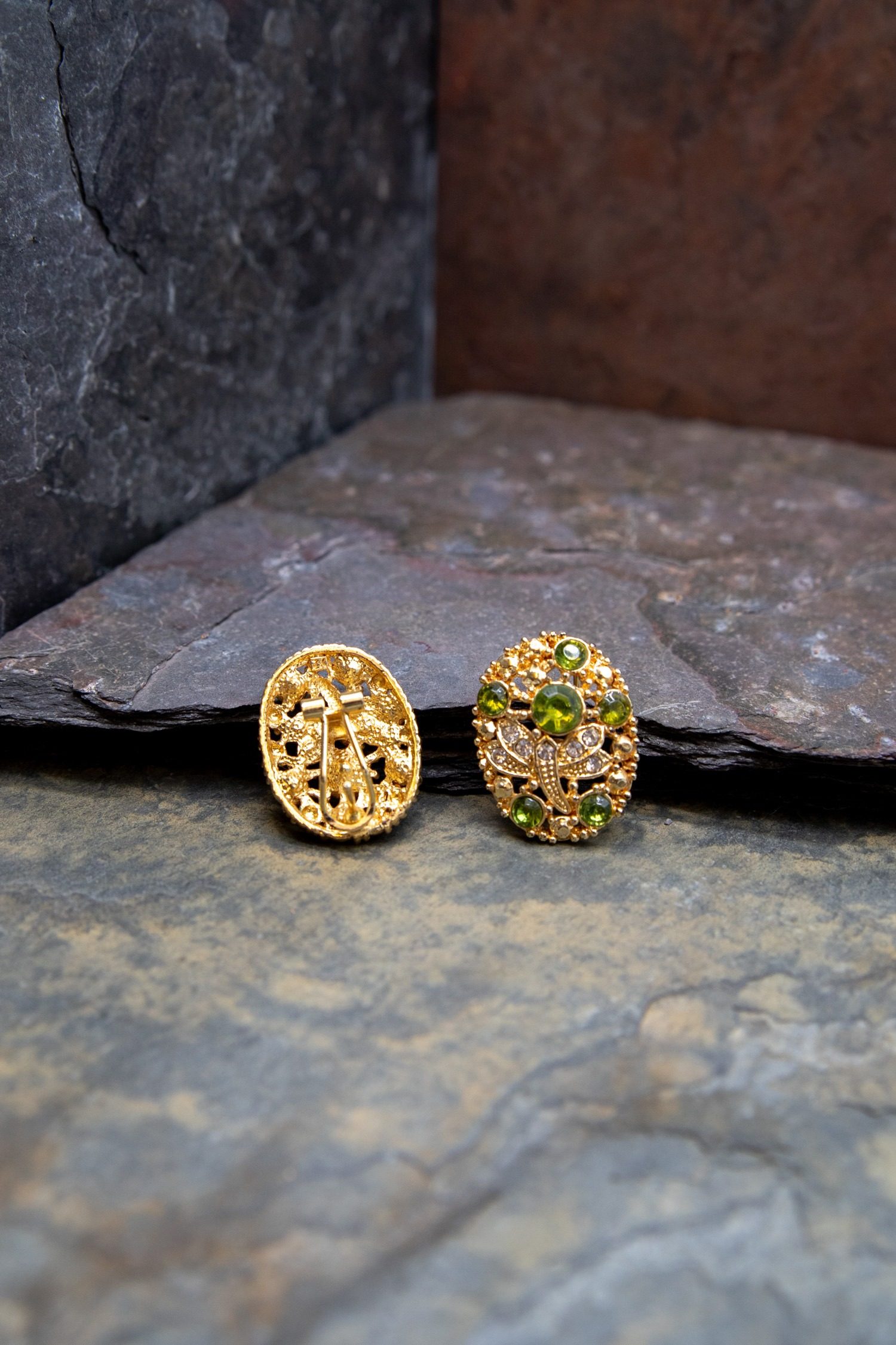 Thumbnail of http://Schmuckset%20in%20Gold%20mit%20grünen%20Details