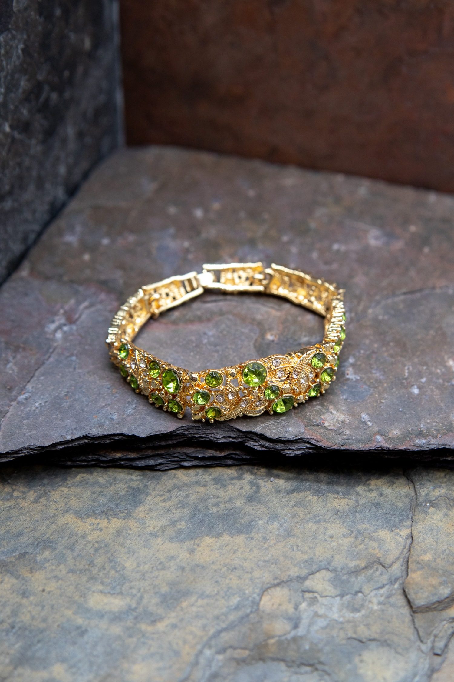 Thumbnail of http://Schmuckset%20in%20Gold%20mit%20grünen%20Details
