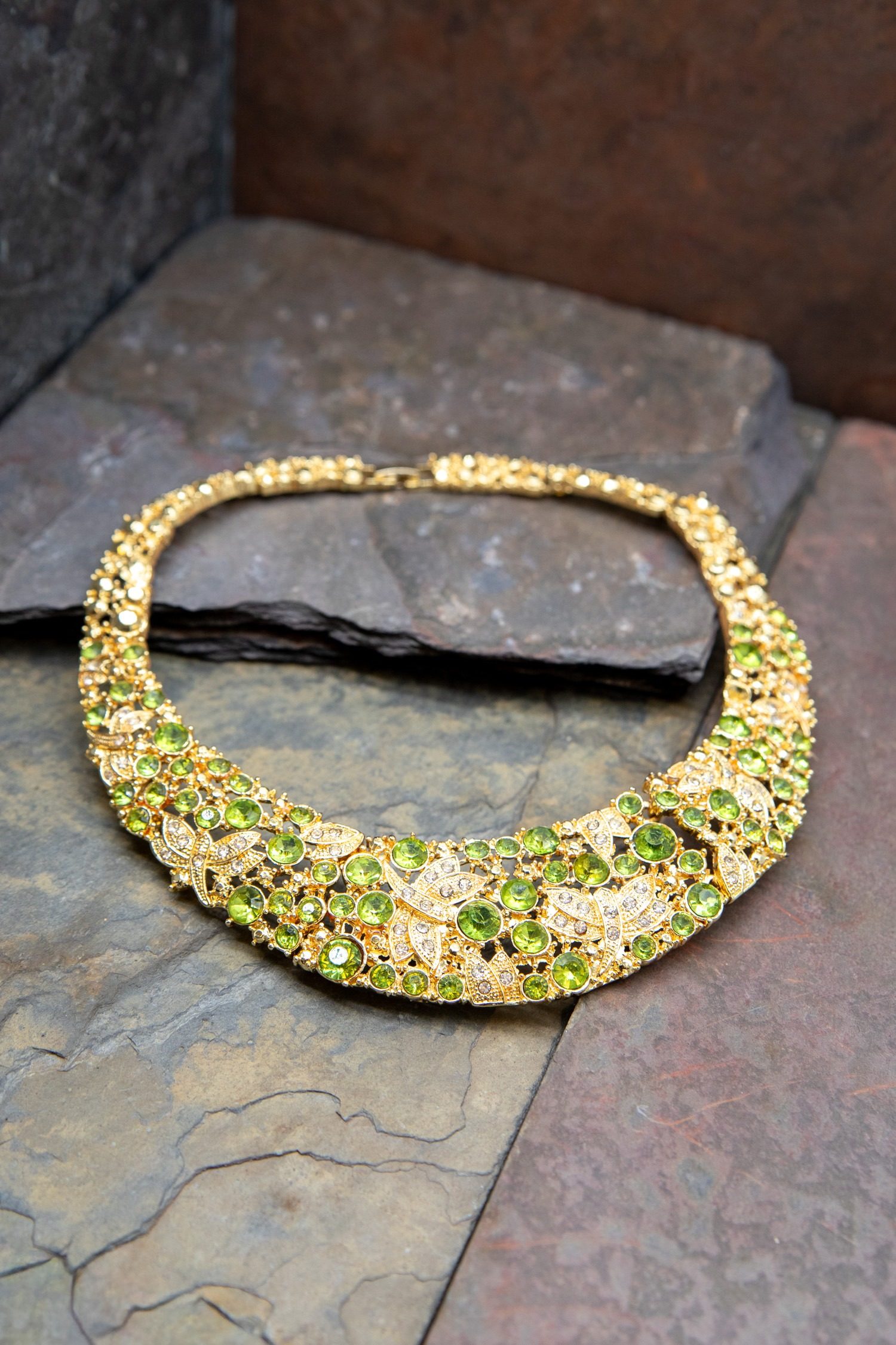 Thumbnail of http://Schmuckset%20in%20Gold%20mit%20grünen%20Details