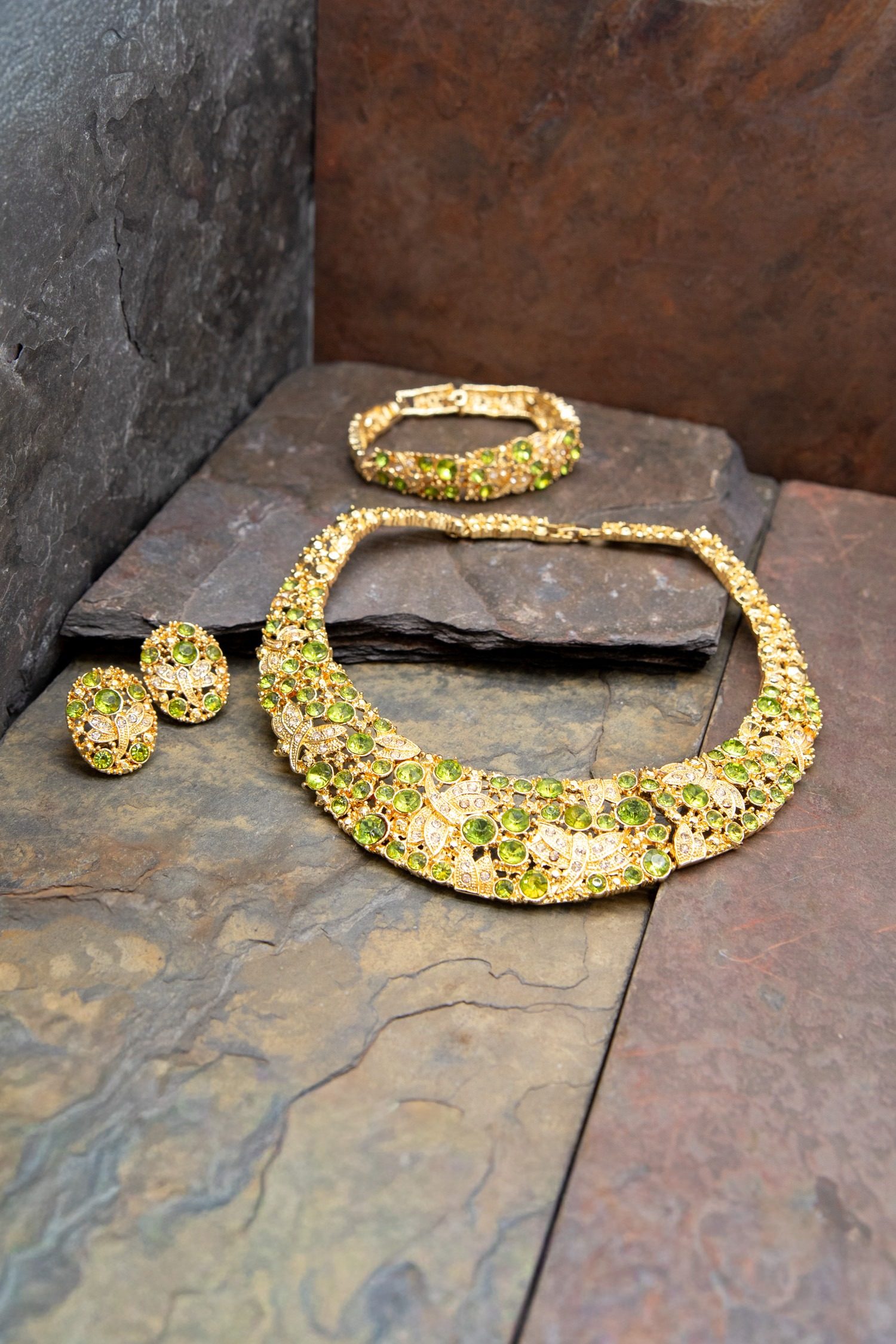 Thumbnail of http://Schmuckset%20in%20Gold%20mit%20grünen%20Details