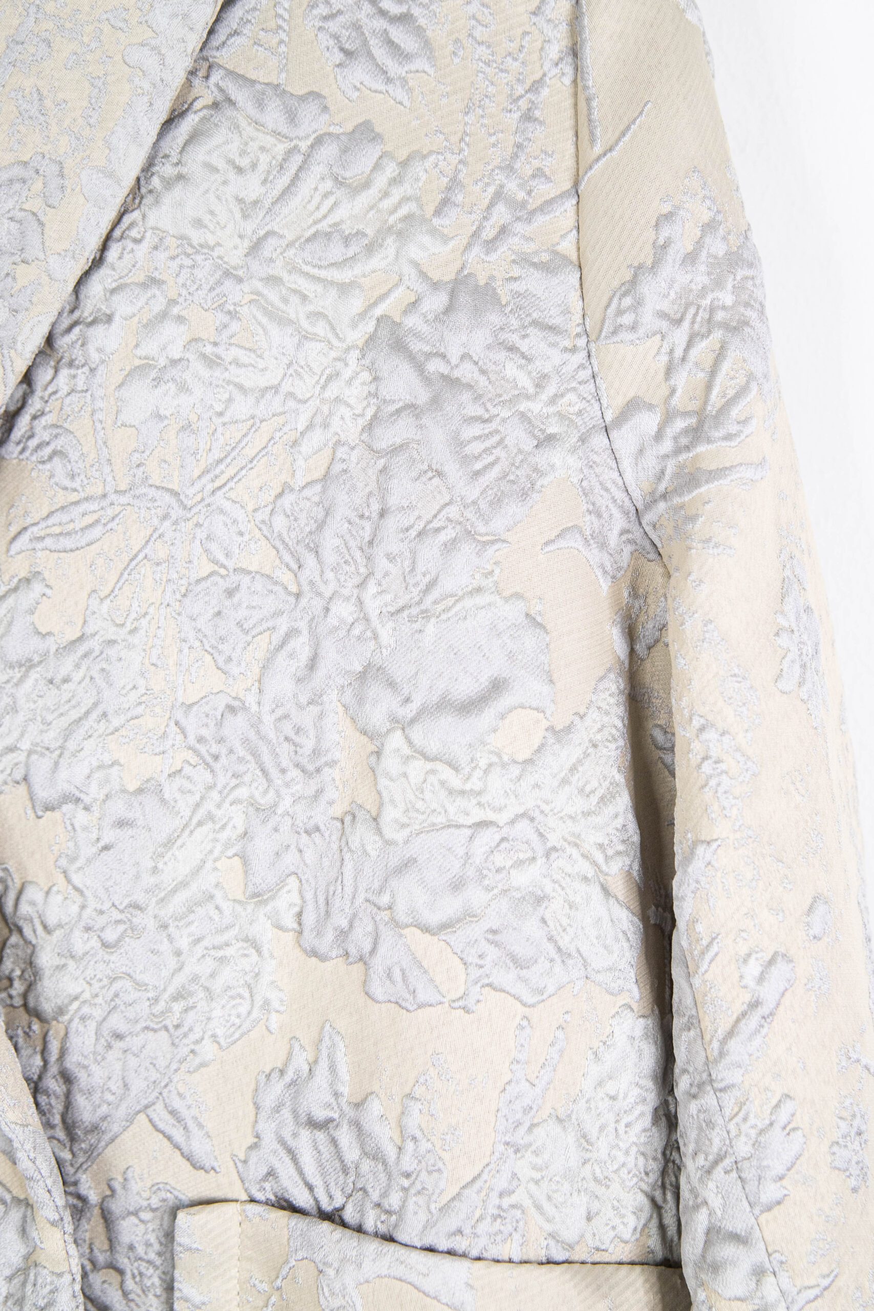 Thumbnail of http://Dawid%20Tomaszewski%20Blazer%20mit%20Blumen%20in%20Cremeweiß