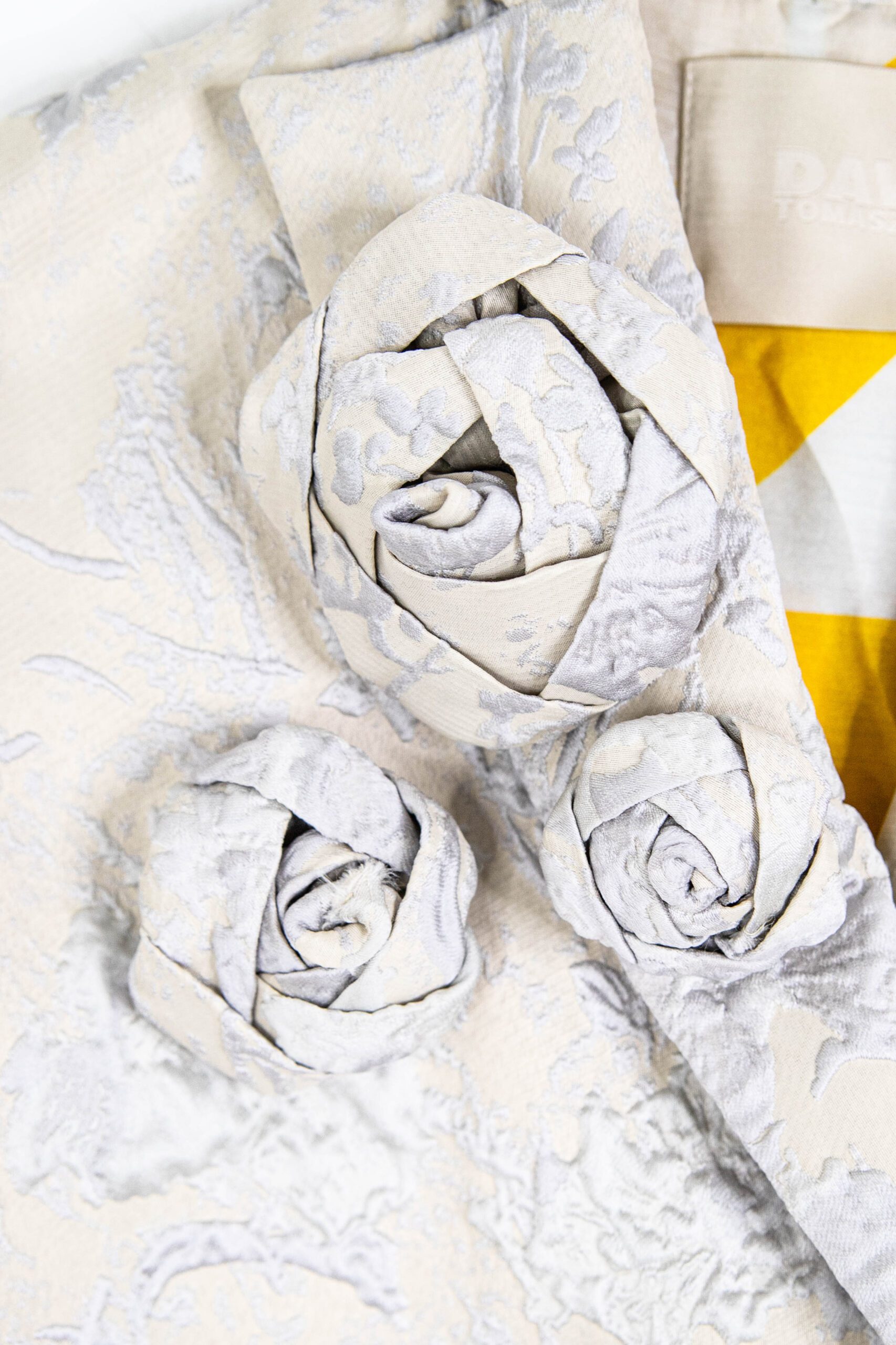 Thumbnail of http://Dawid%20Tomaszewski%20Blazer%20mit%20Blumen%20in%20Cremeweiß