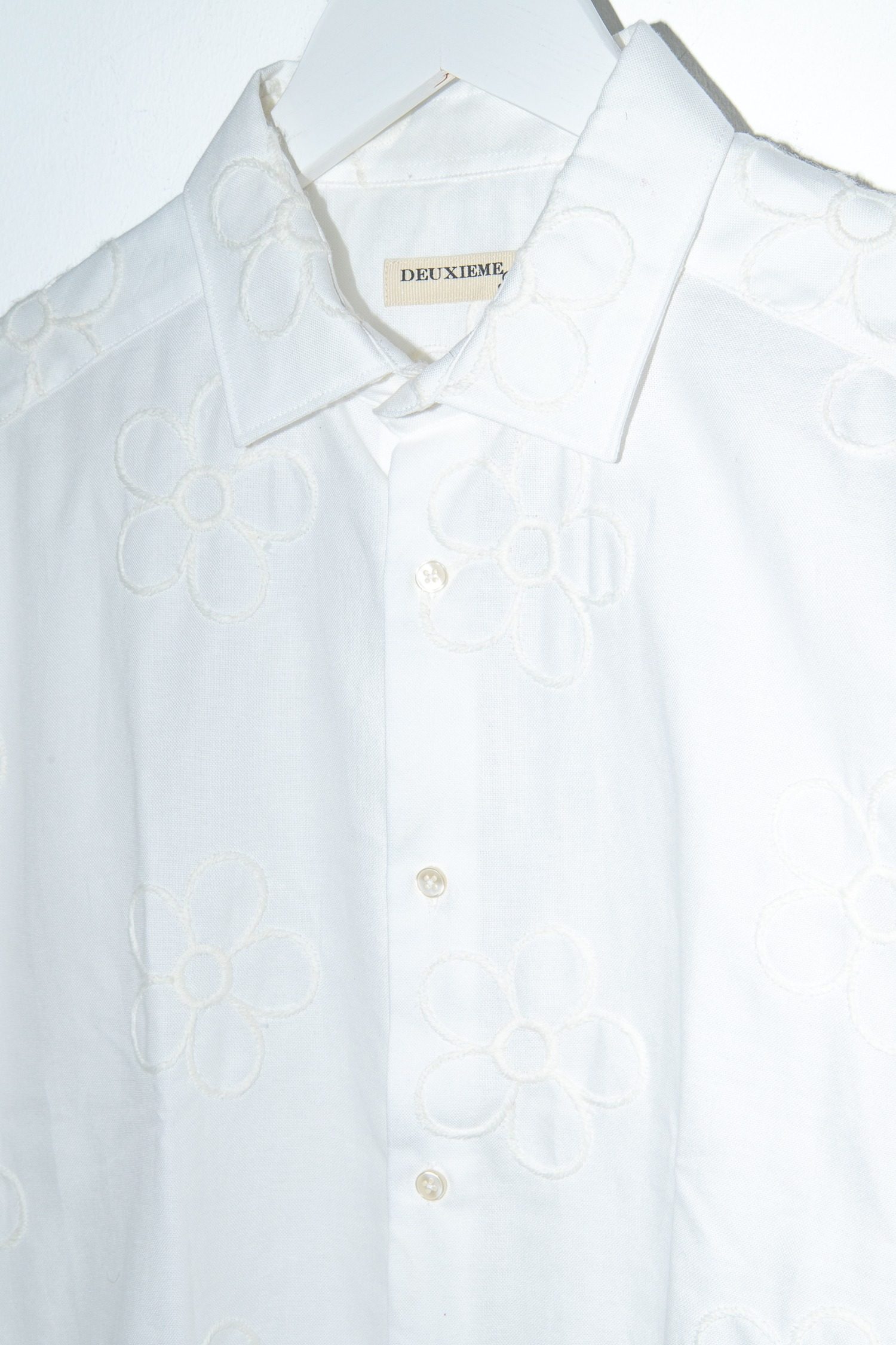 Thumbnail of http://Deuxieme%20Hemd%20mit%20Blumen%20Stickerei%20in%20Weiß