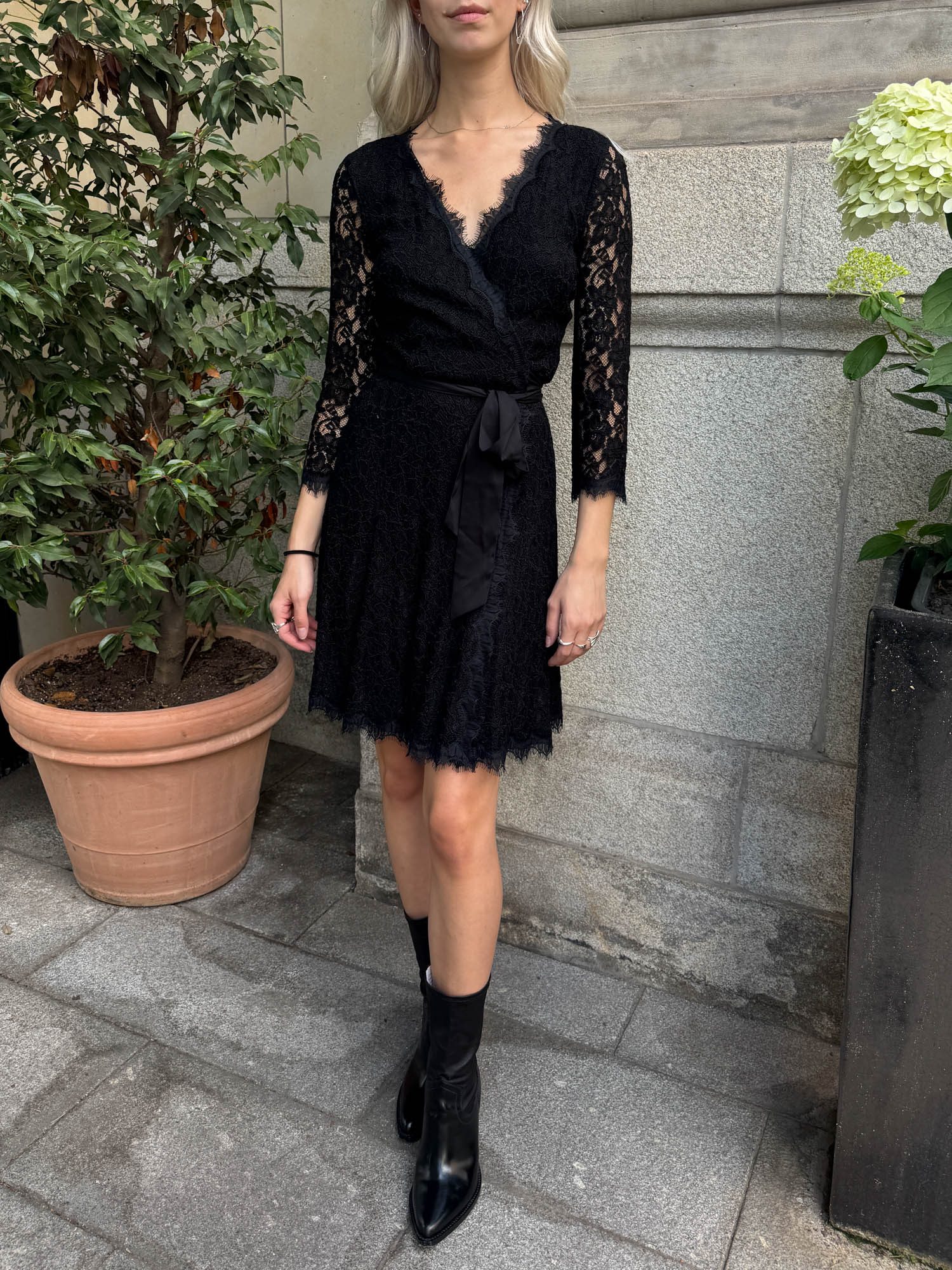 Thumbnail of http://Diane%20von%20Fürstenberg%20DVF%20Julita%20Wickelkleid%20in%20Schwarz