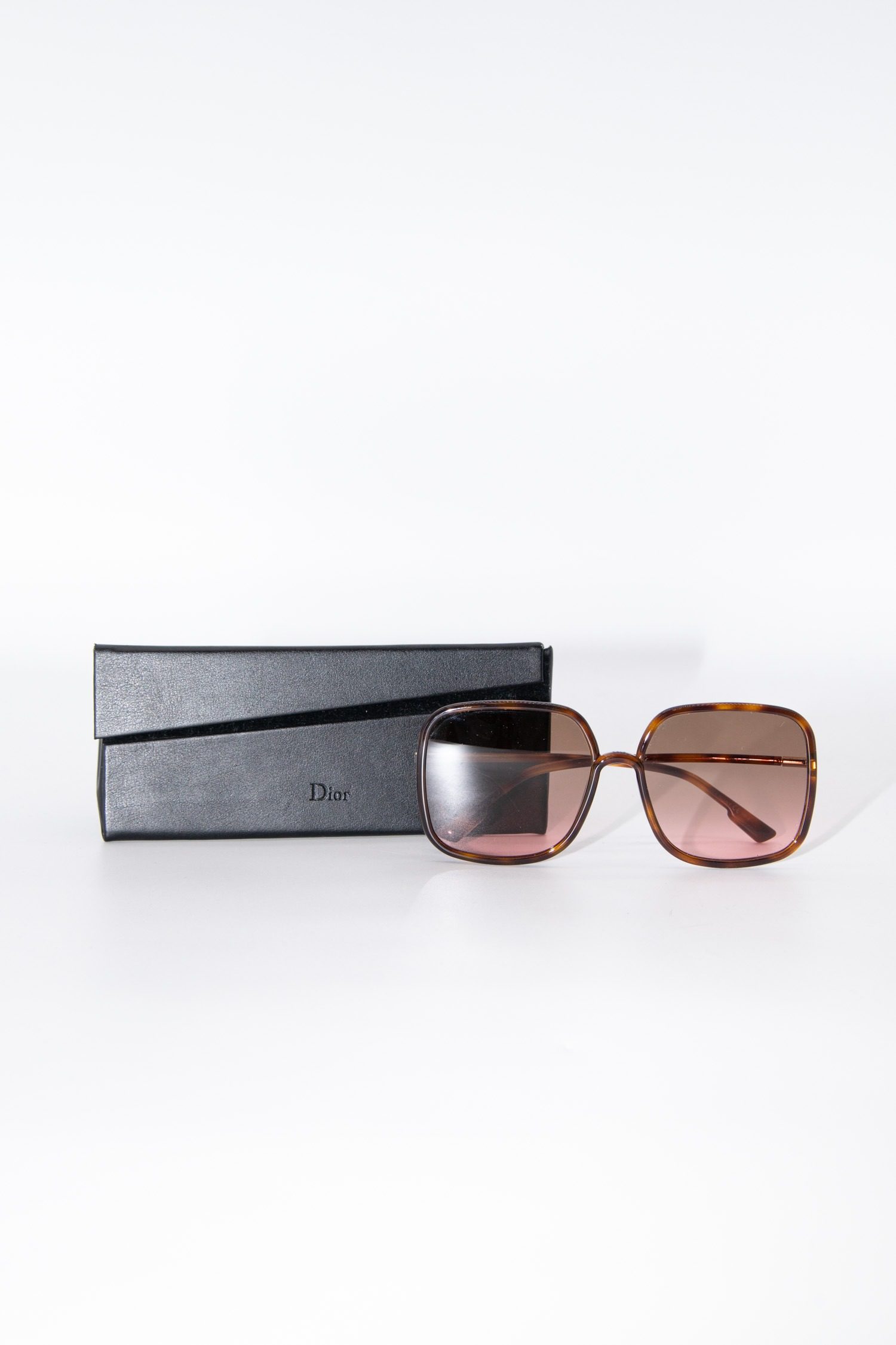 Thumbnail of http://Dior%20SoStellaire%20Sonnenbrille%20mit%20großen,%20eckigen%20Gläsern%20in%20Braun