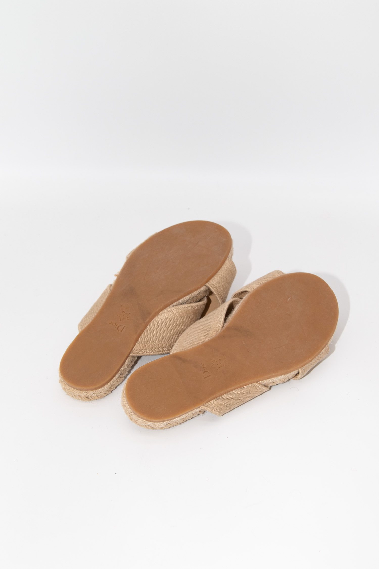 Thumbnail of http://Dior%20Pantolette%20mit%20Bastsohle%20in%20Beige