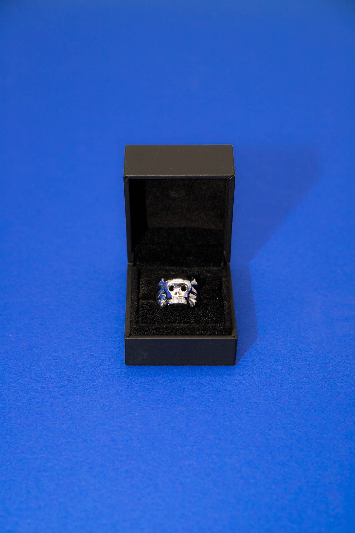 Thumbnail of http://dior-herren-damen-accessoires-ring-mit-steinen-totenkopf-tete-de-mort-18-karat-silber.