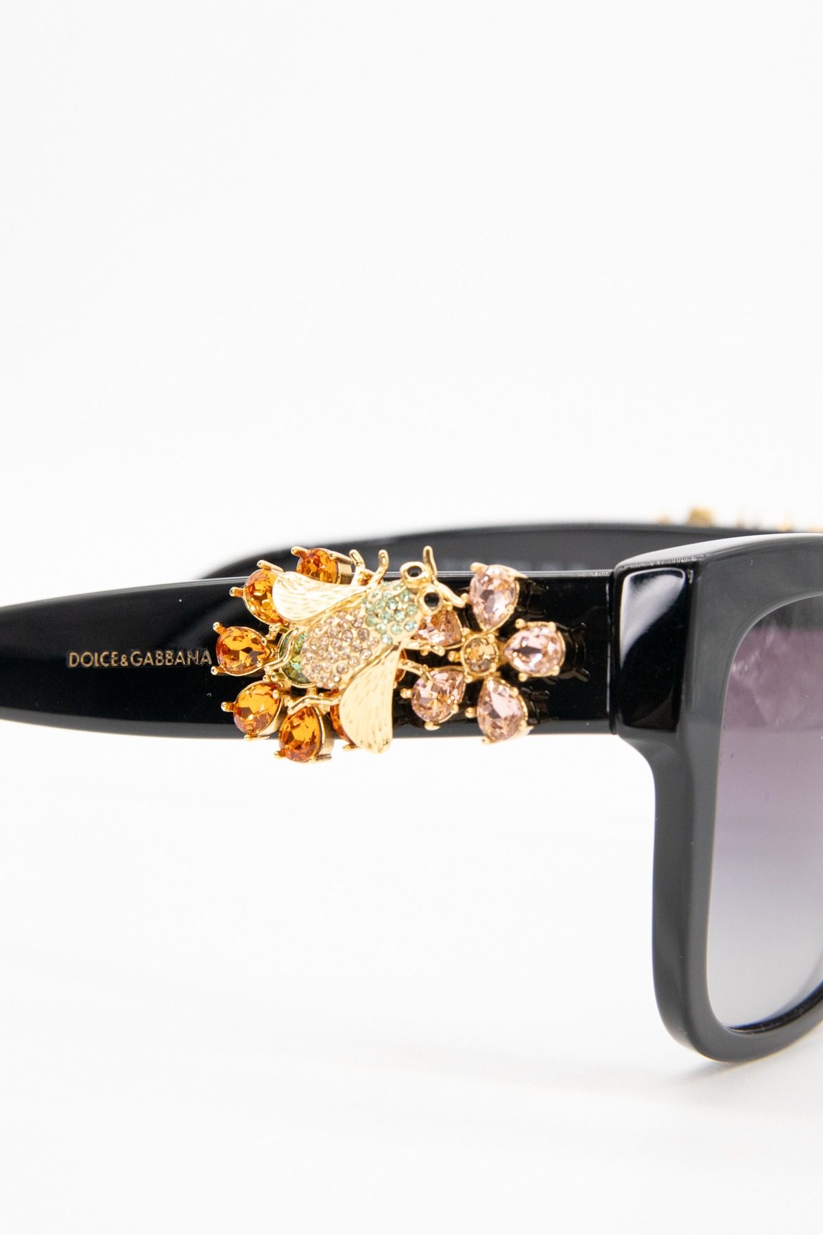 Thumbnail of http://Dolce%20&%20Gabbana%20Sonnenbrille%20mit%20Applikation%20in%20Schwarz%20und%20Gold