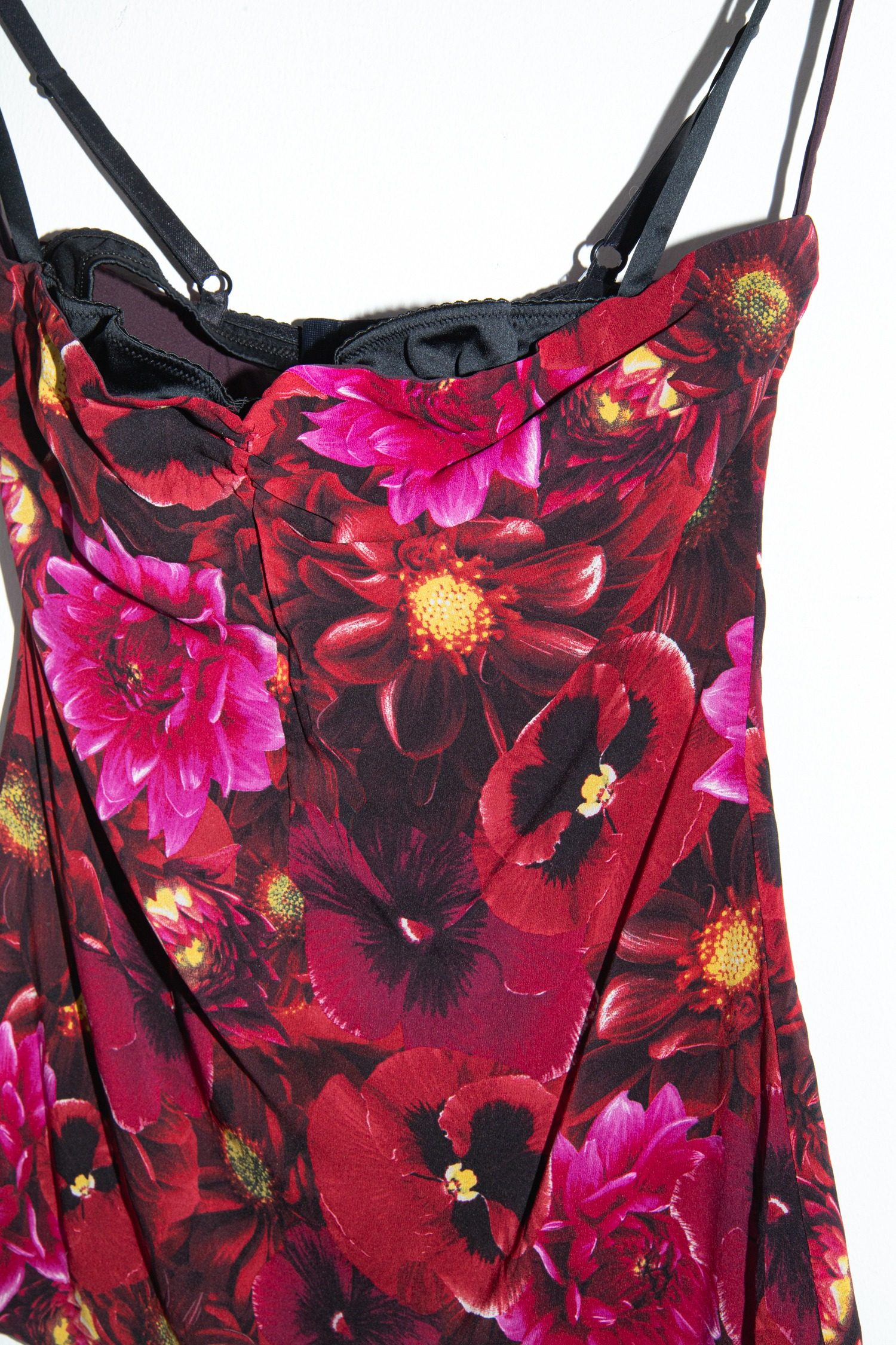 Thumbnail of http://Dolce%20&%20Gabbana%20Top%20mit%20Blumenmuster%20in%20Rot%20und%20Lila