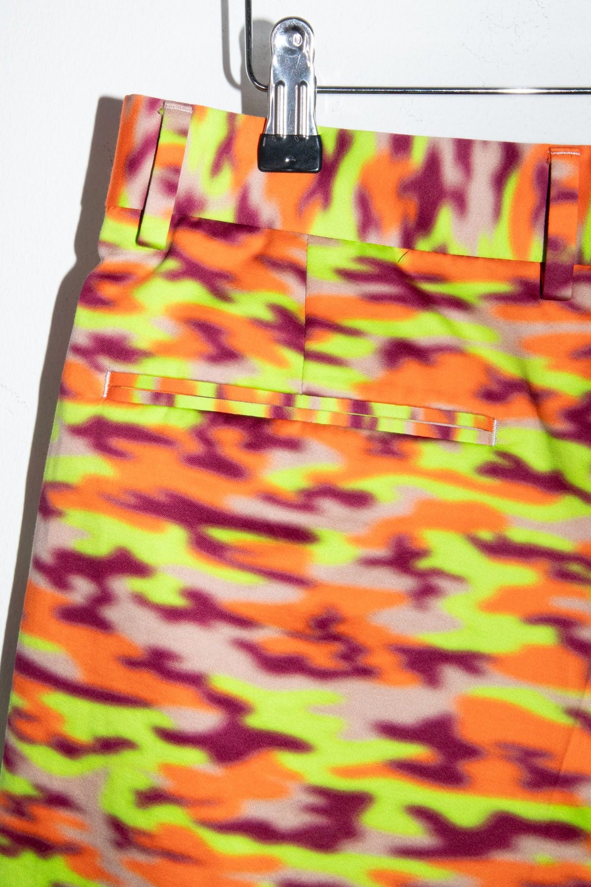 Thumbnail of http://Dries%20van%20Noten%20Shorts%20mit%20Muster%20in%20Orange,%20Grün%20und%20Bunt