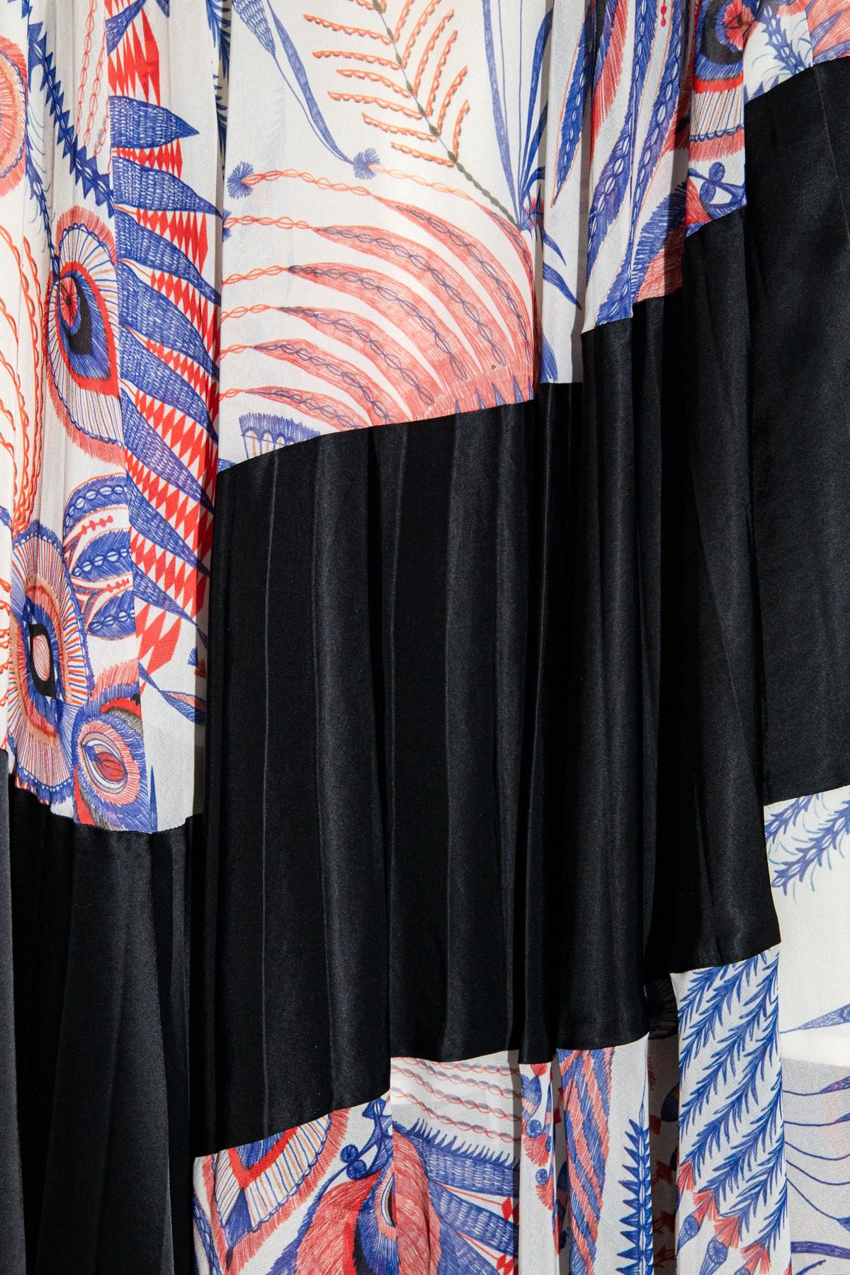 Thumbnail of http://Dries%20Van%20Noten%20Midirock%20mit%20Muster%20in%20Ecru%20und%20Bunt