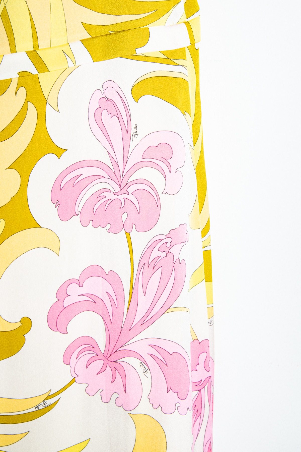 Thumbnail of http://Emilio%20Pucci%20Minikleid%20mit%20Muster%20in%20Gelb,%20Ecru%20und%20Pink
