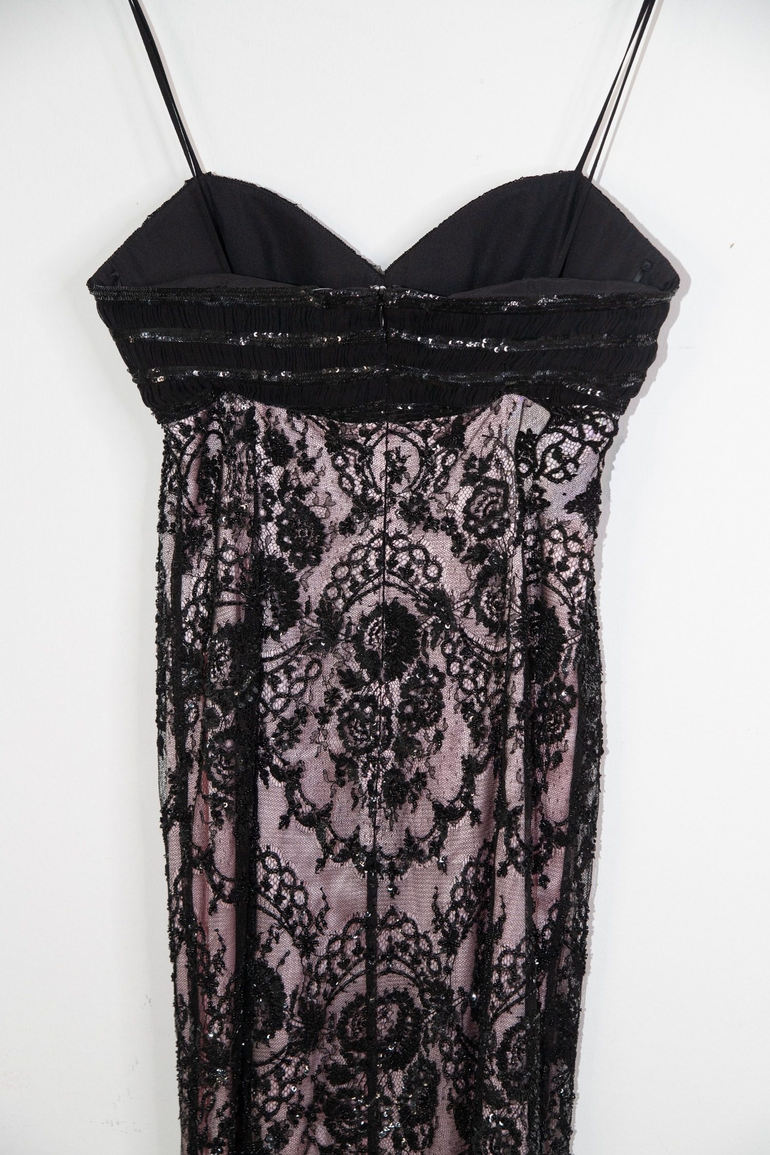 Thumbnail of http://Escada%20Spitzenkleid%20mit%20Pailletten%20und%20Perlen%20in%20Schwarz%20und%20Rosa