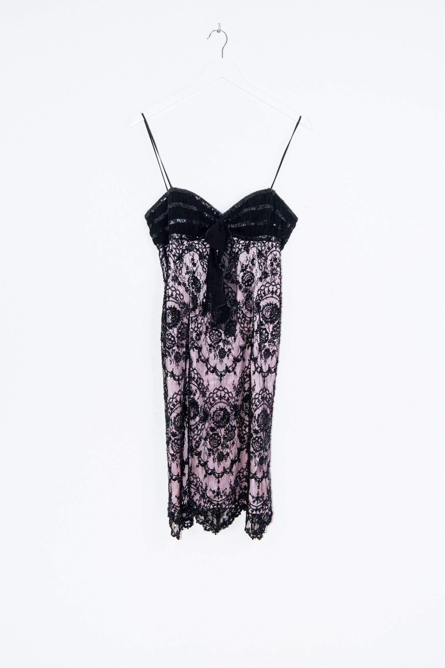 Thumbnail of http://Escada%20Spitzenkleid%20mit%20Pailletten%20und%20Perlen%20in%20Schwarz%20und%20Rosa