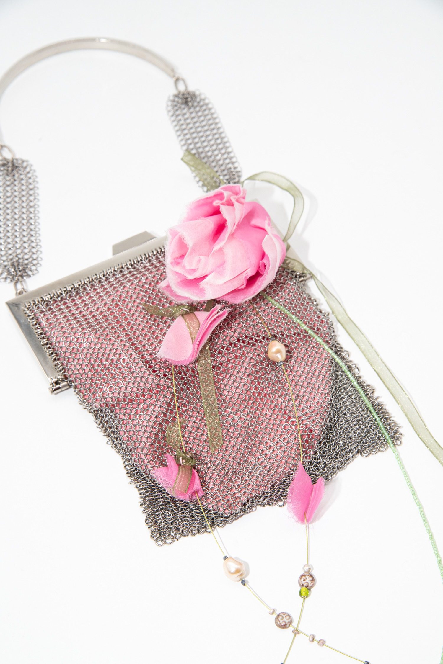 Thumbnail of http://Escada%20Mini-Handtasche%20mit%20Metall%20und%20Rosen