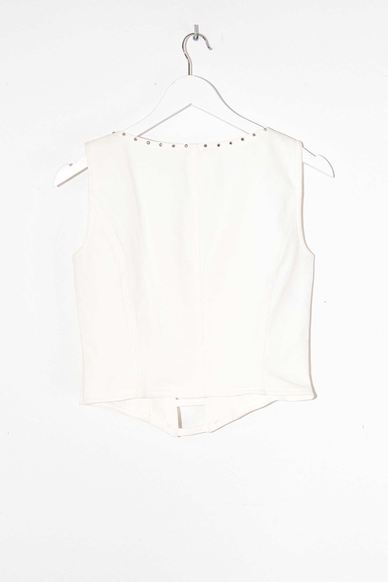 Thumbnail of http://Escada%20Vintage%20Top%20mit%20Cut-Out%20und%20Strasssteinen%20in%20Weiß