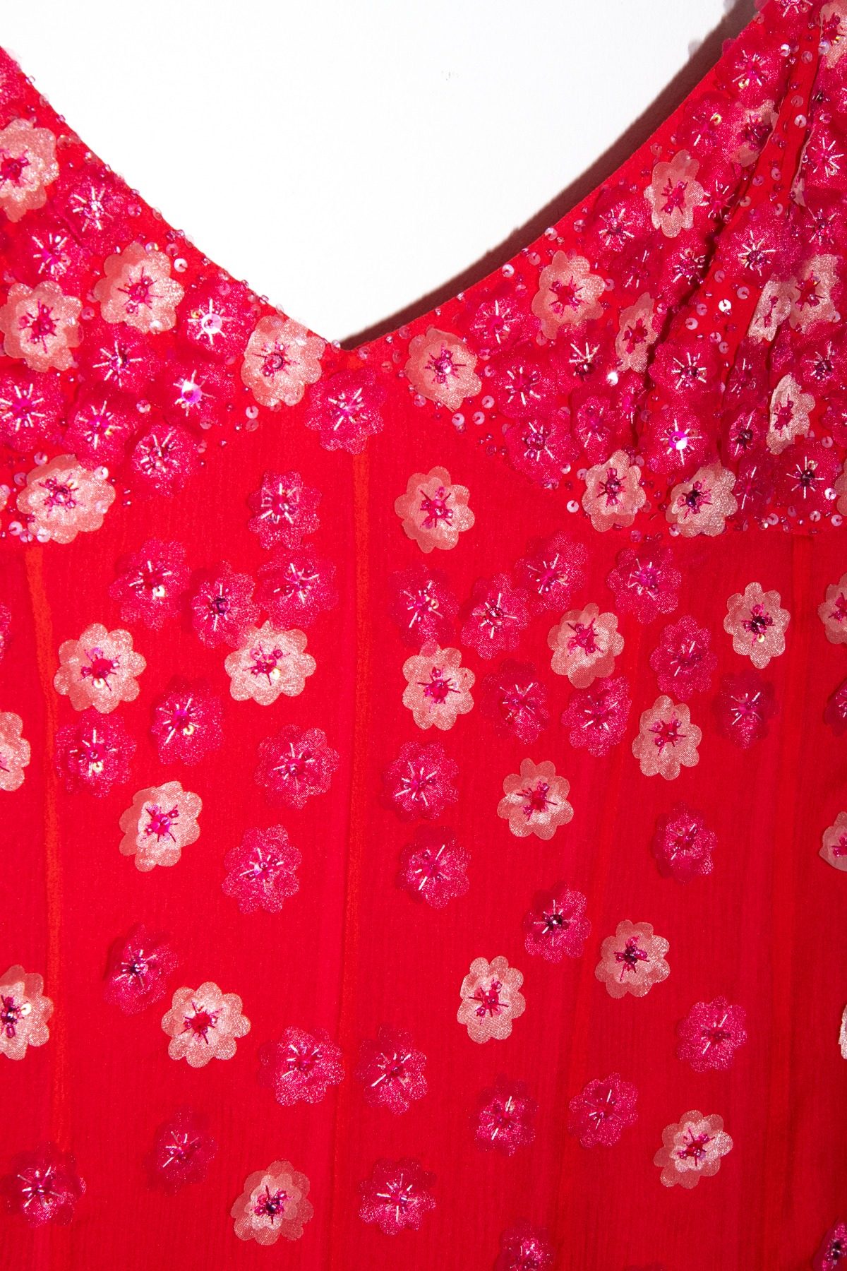Thumbnail of http://Escada%20Trägerkleid%20mit%20Blumen%20und%20Pailletten%20in%20Rot%20und%20Pink