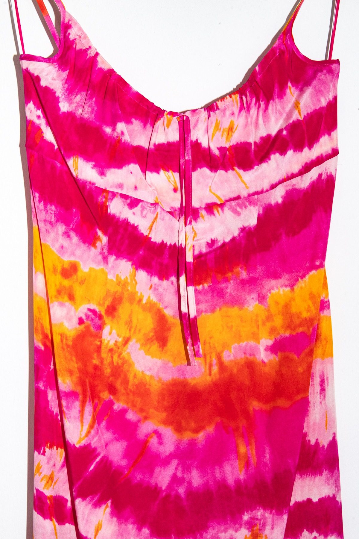 Thumbnail of http://Escada%20Trägerkleid%20mit%20Batikmuster%20in%20Pink%20und%20Orange