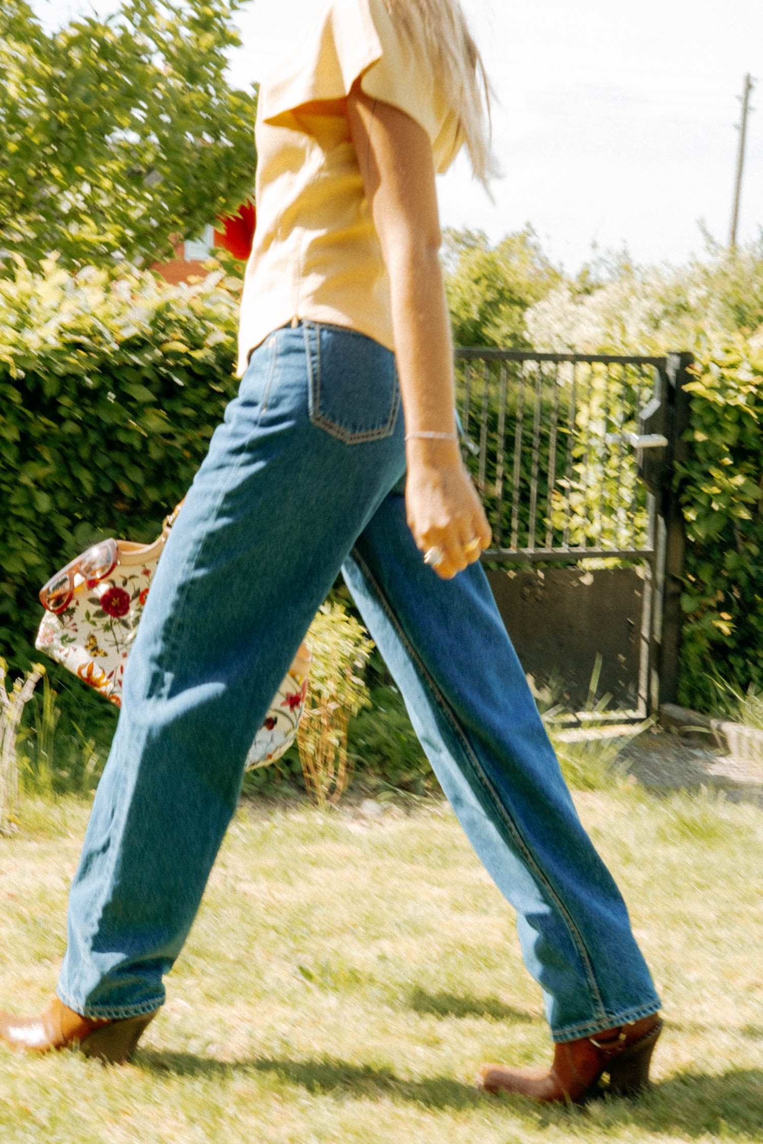 Thumbnail of http://Eytys%20Mom%20fit%20Jeans%20mit%20dunkler%20Waschung