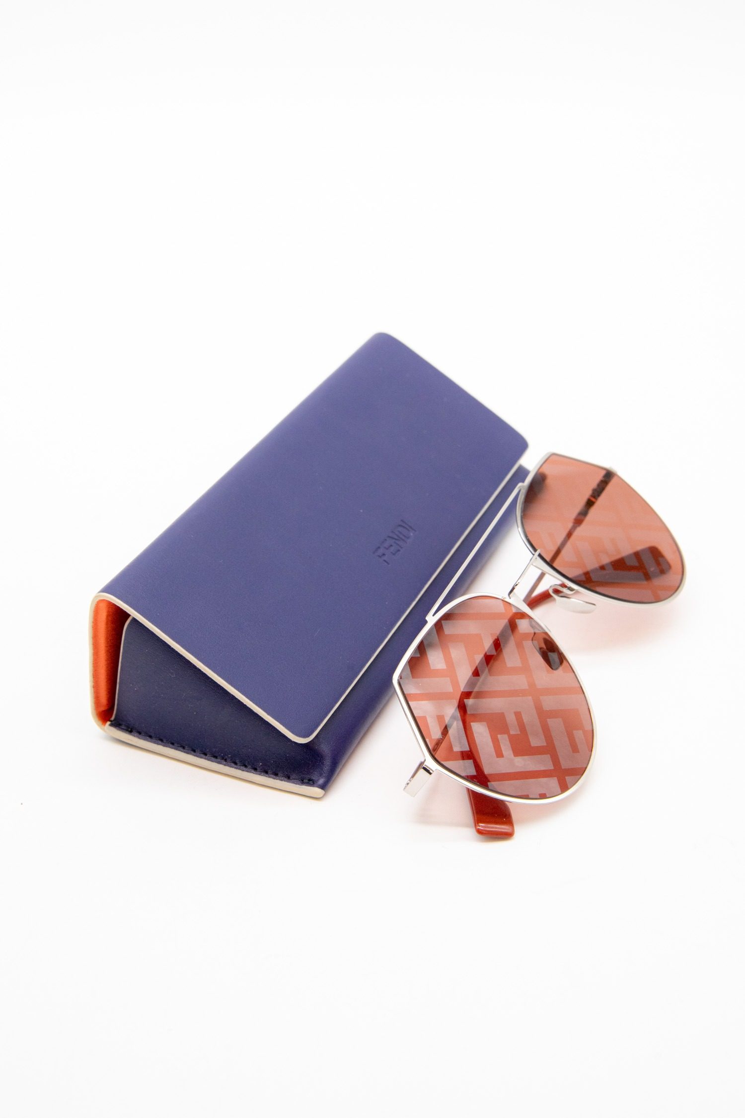 Thumbnail of http://Fendi%20Sonnenbrille%20mit%20Monogramm-Gläsern%20in%20Silber