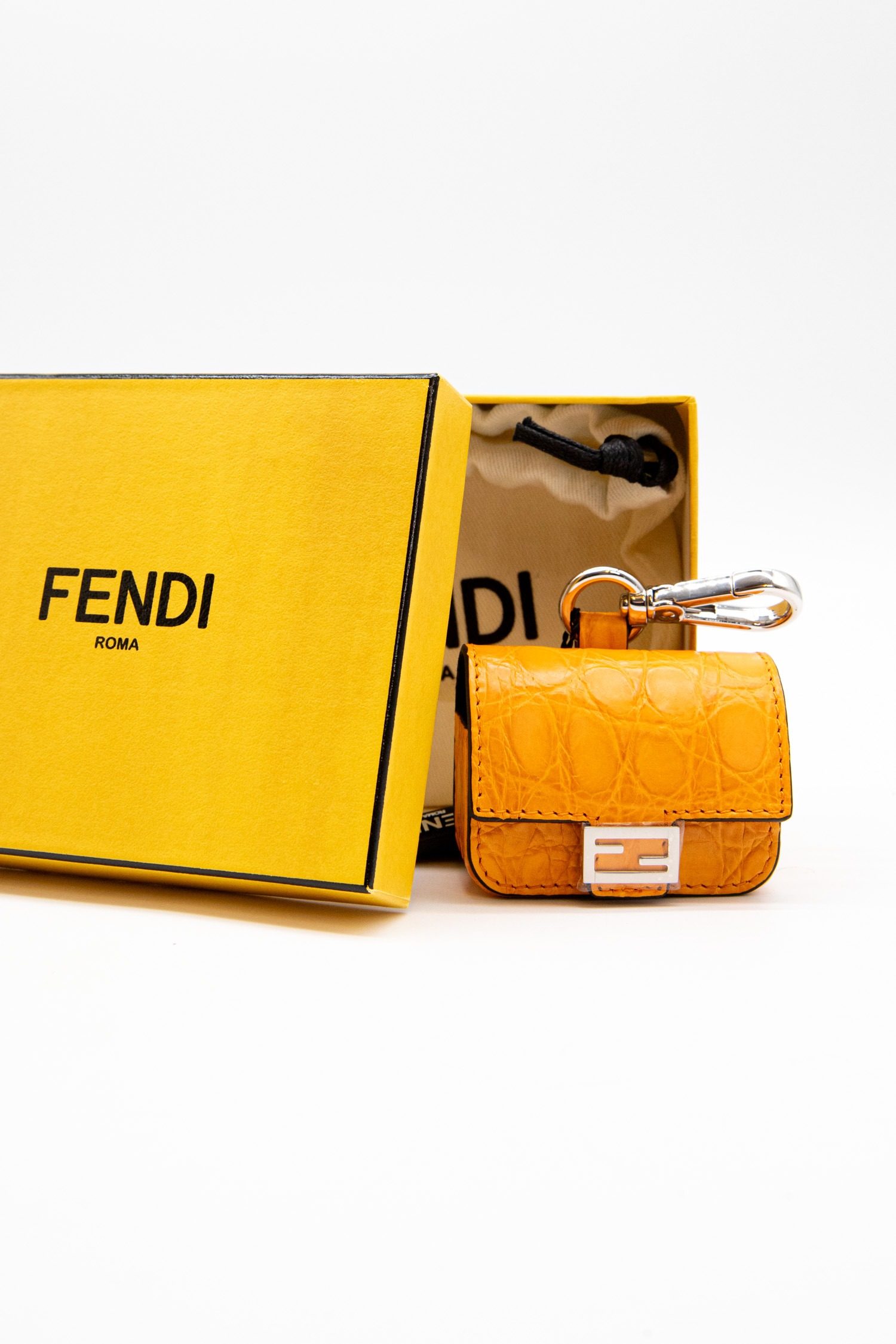 Thumbnail of http://Fendi%20Pico%20Baguette%20Airpods%20Pro%20Taschenanhänger%20in%20Orange