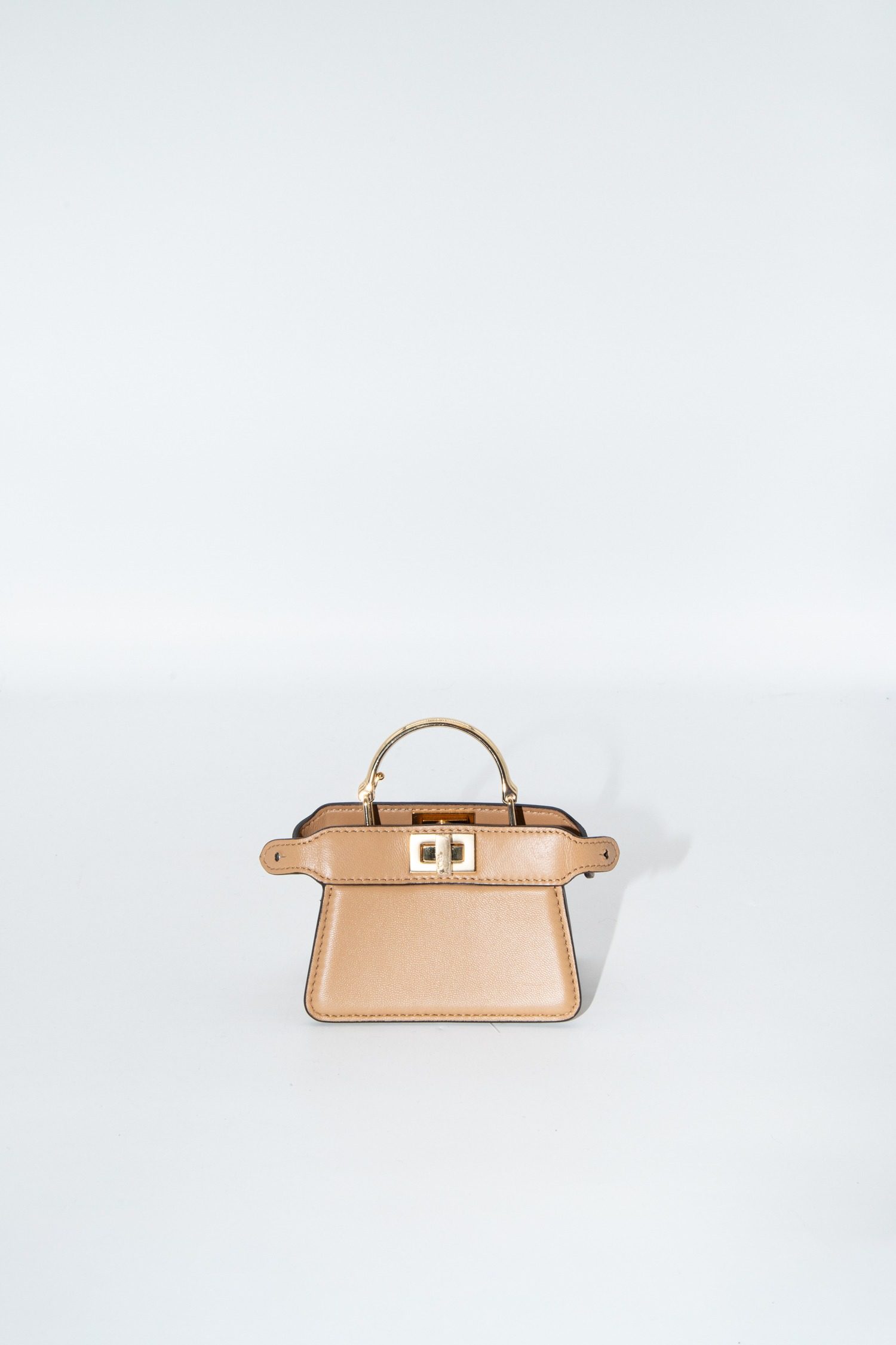 Thumbnail of http://Fendi%20Peekaboo%20Micro%20Handtasche%20in%20Hellbraun%20und%20Gold
