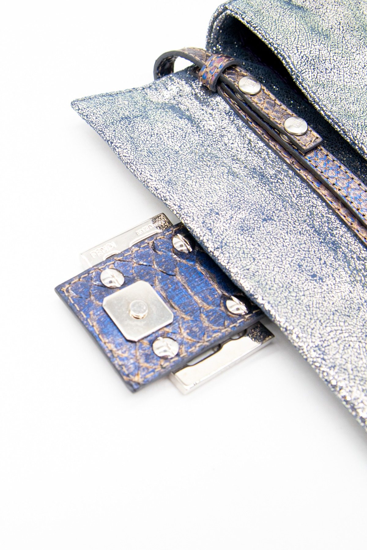 Thumbnail of http://Fendi%20Mini%20Baguette-Tasche%20in%20Lila%20und%20Silber%20Metallic
