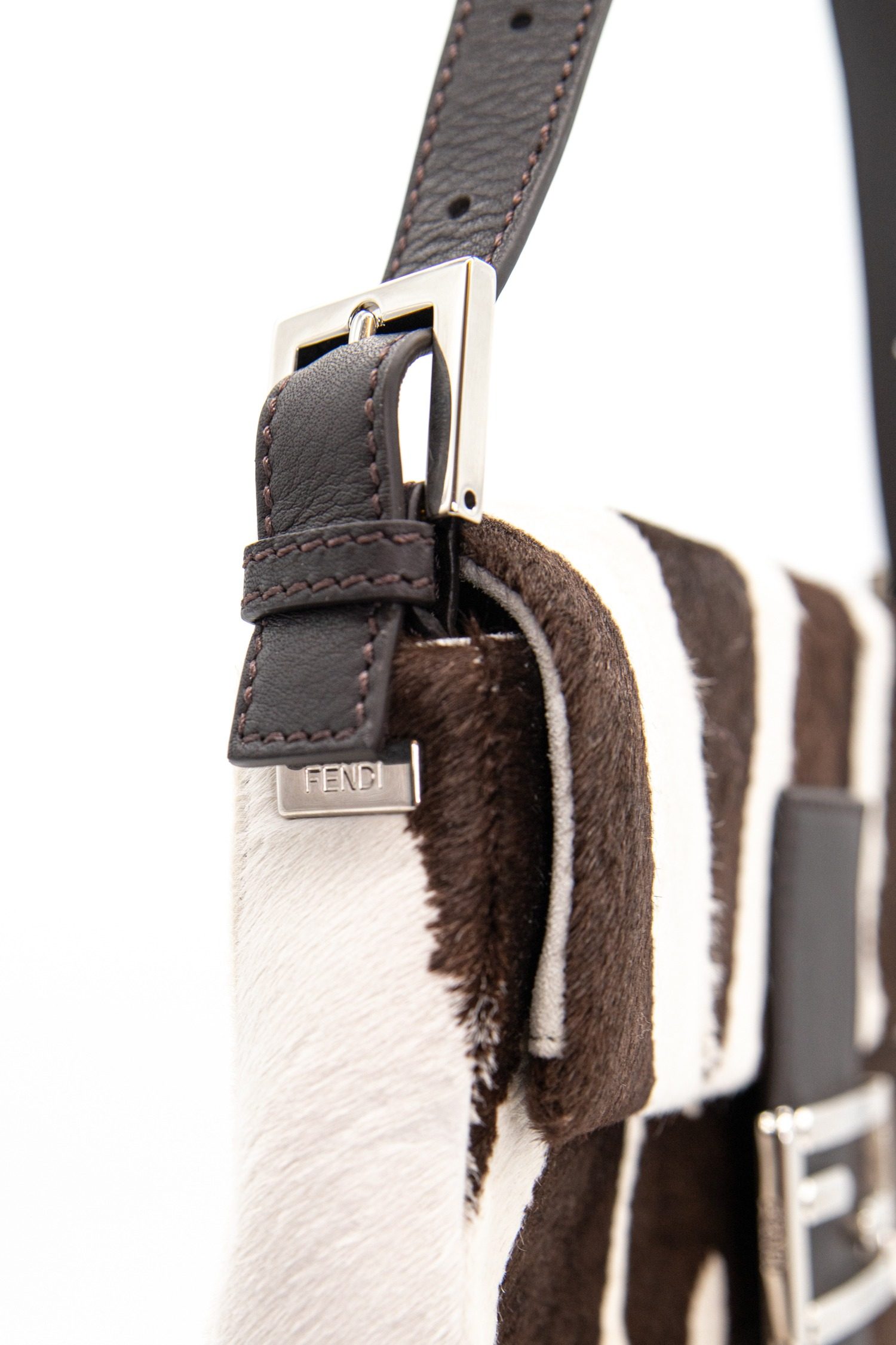 Thumbnail of http://Fendi%20Baguette%20Handtasche%20mit%20Kuhfellmuster%20in%20Braun%20und%20Ecru