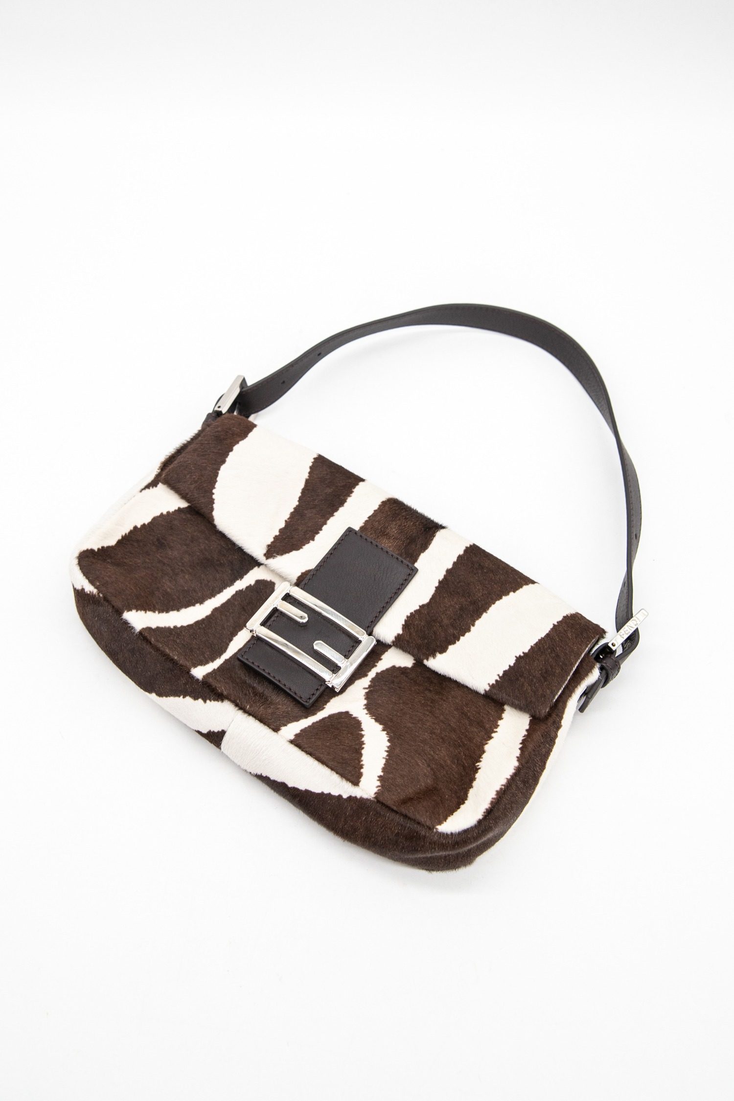 Thumbnail of http://Fendi%20Baguette%20Handtasche%20mit%20Kuhfellmuster%20in%20Braun%20und%20Ecru