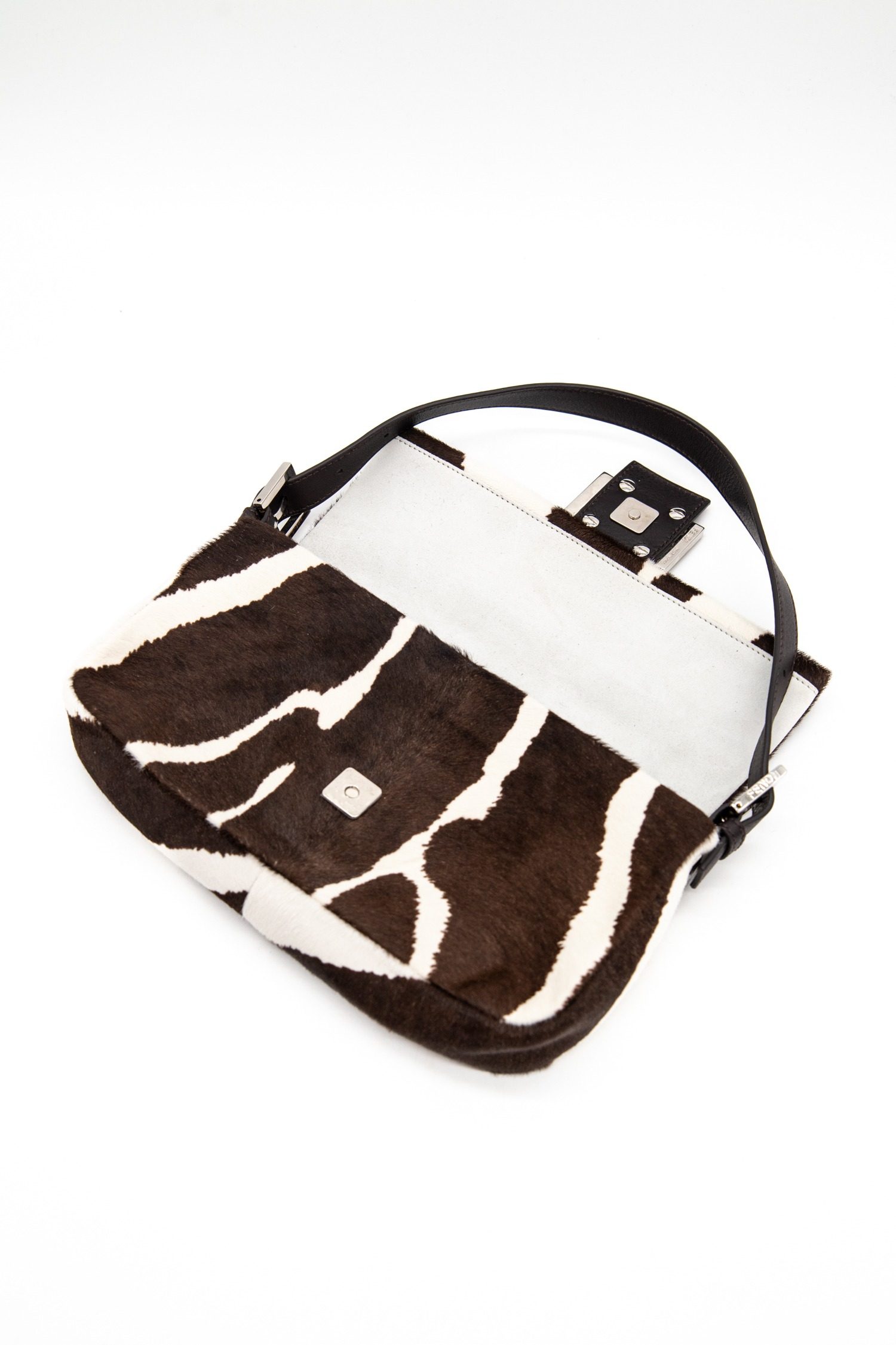 Thumbnail of http://Fendi%20Baguette%20Handtasche%20mit%20Kuhfellmuster%20in%20Braun%20und%20Ecru