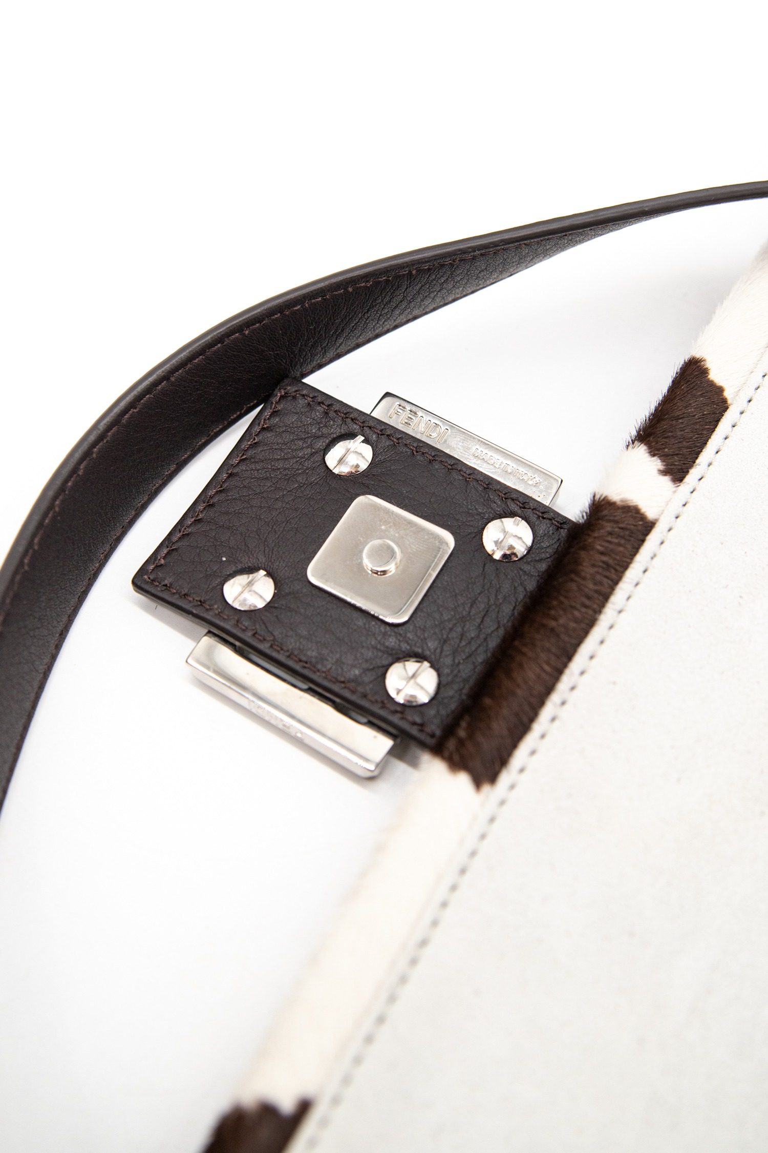 Thumbnail of http://Fendi%20Baguette%20Handtasche%20mit%20Kuhfellmuster%20in%20Braun%20und%20Ecru