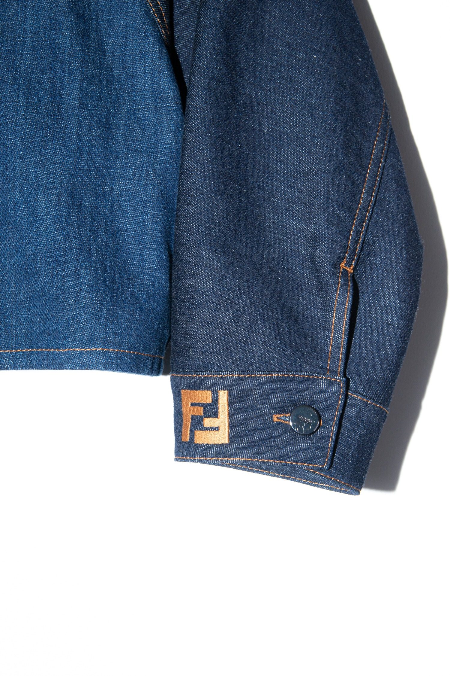 Thumbnail of http://Fendi%20Cropped-Jeansjacke%20in%20Dunkelblau%20und%20Blau