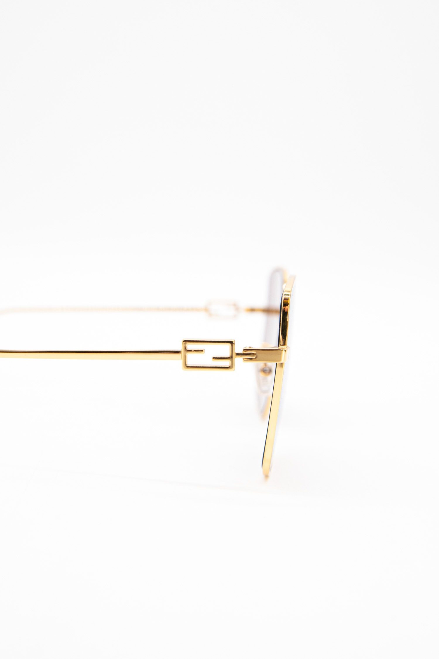 Thumbnail of http://Fendi%2040013U%20Sonnenbrille%20mit%20Monogramm-Gläsern%20in%20Gold