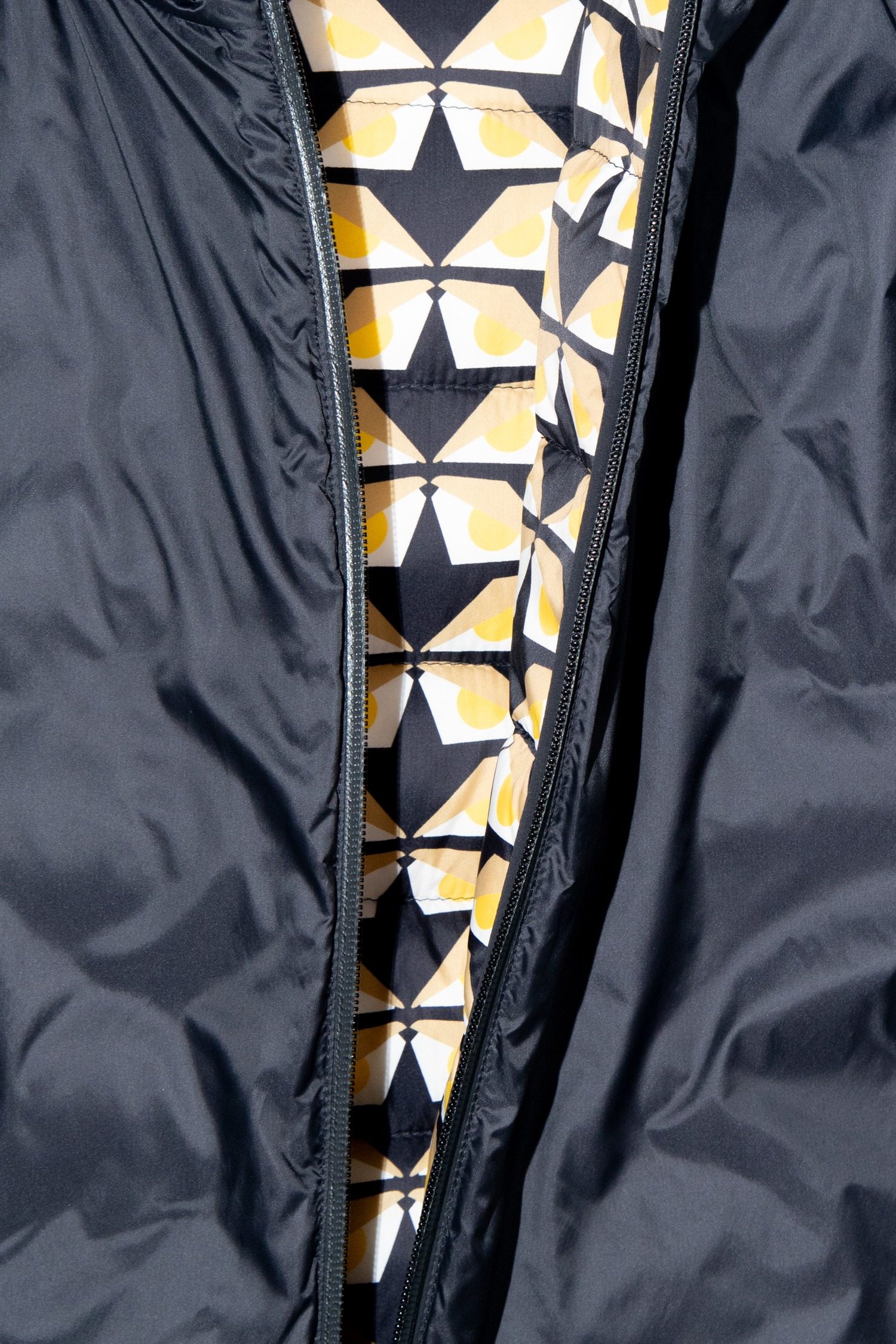 Thumbnail of http://Fendi%20Wendejacke%20in%20Schwarz,%20Gelb%20und%20Beige