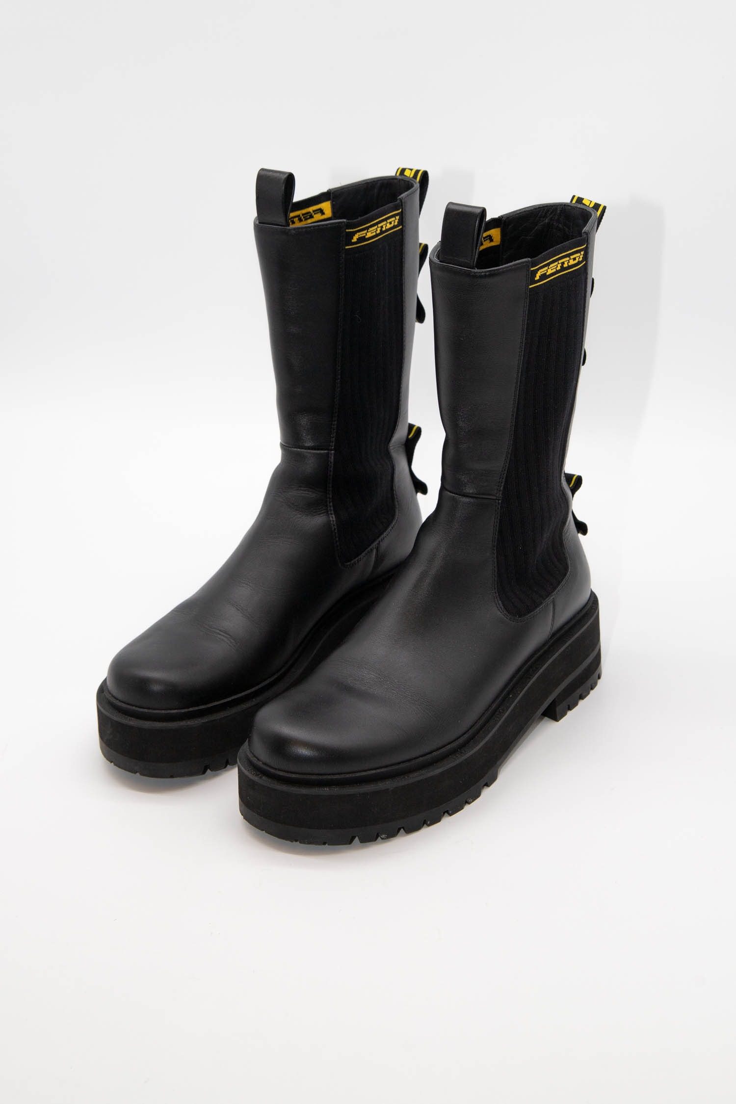 Thumbnail of http://Fendi%20Boots%20mit%20Plateausohle%20in%20Schwarz