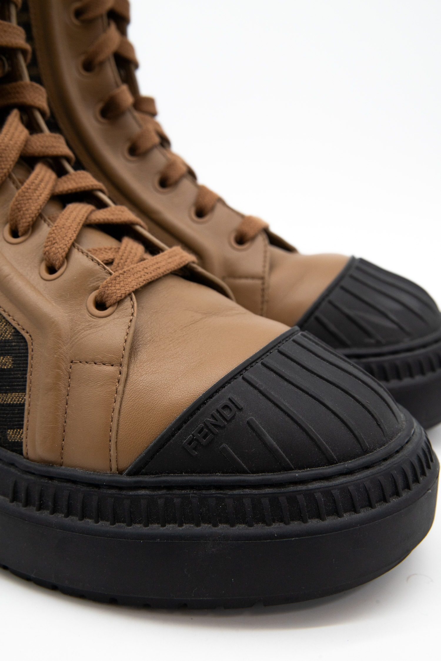 Thumbnail of http://Fendi%20Domino%20Martin%20Stiefeletten%20in%20Braun%20und%20Anthrazit