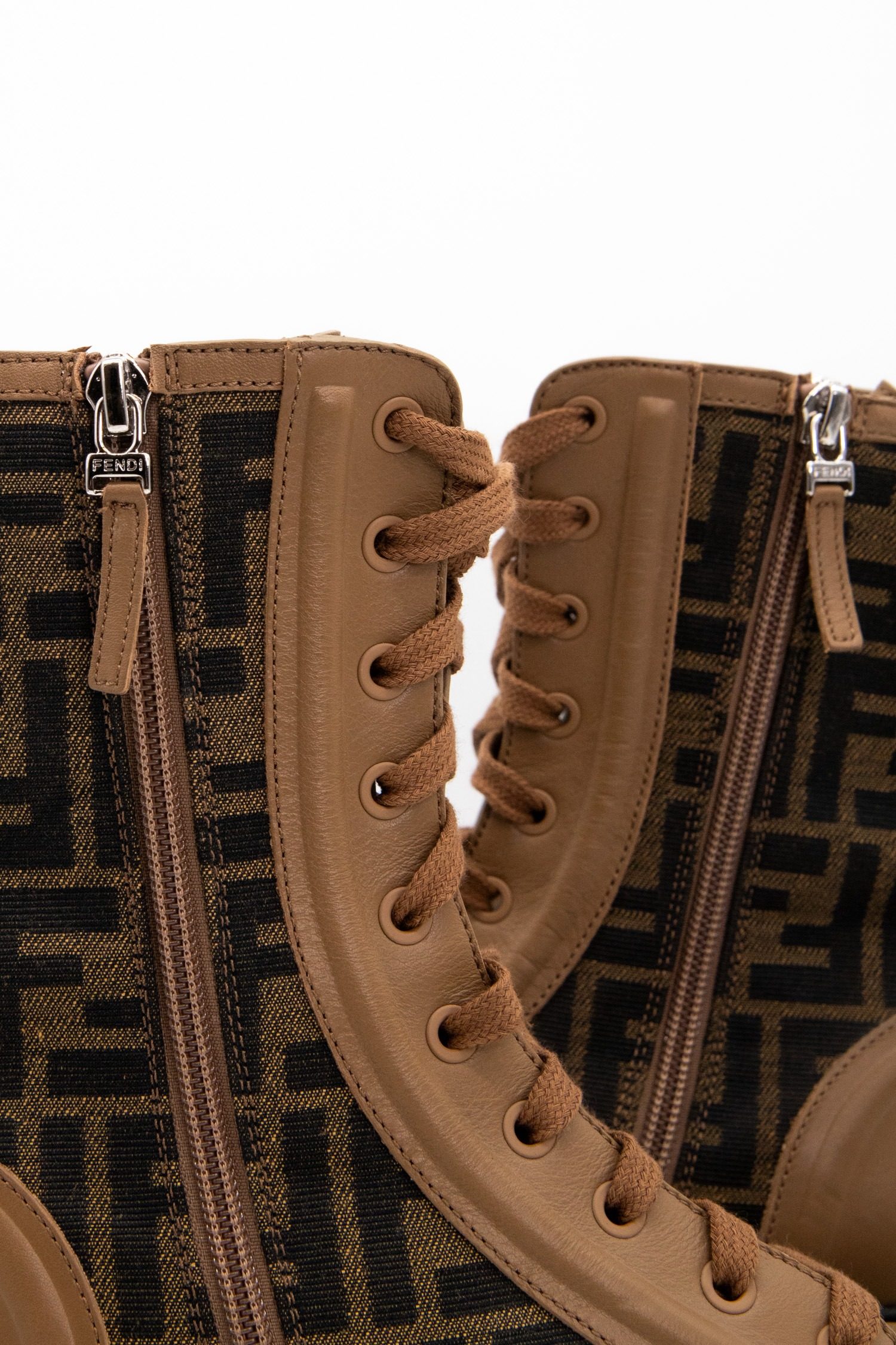 Thumbnail of http://Fendi%20Domino%20Martin%20Stiefeletten%20in%20Braun%20und%20Anthrazit