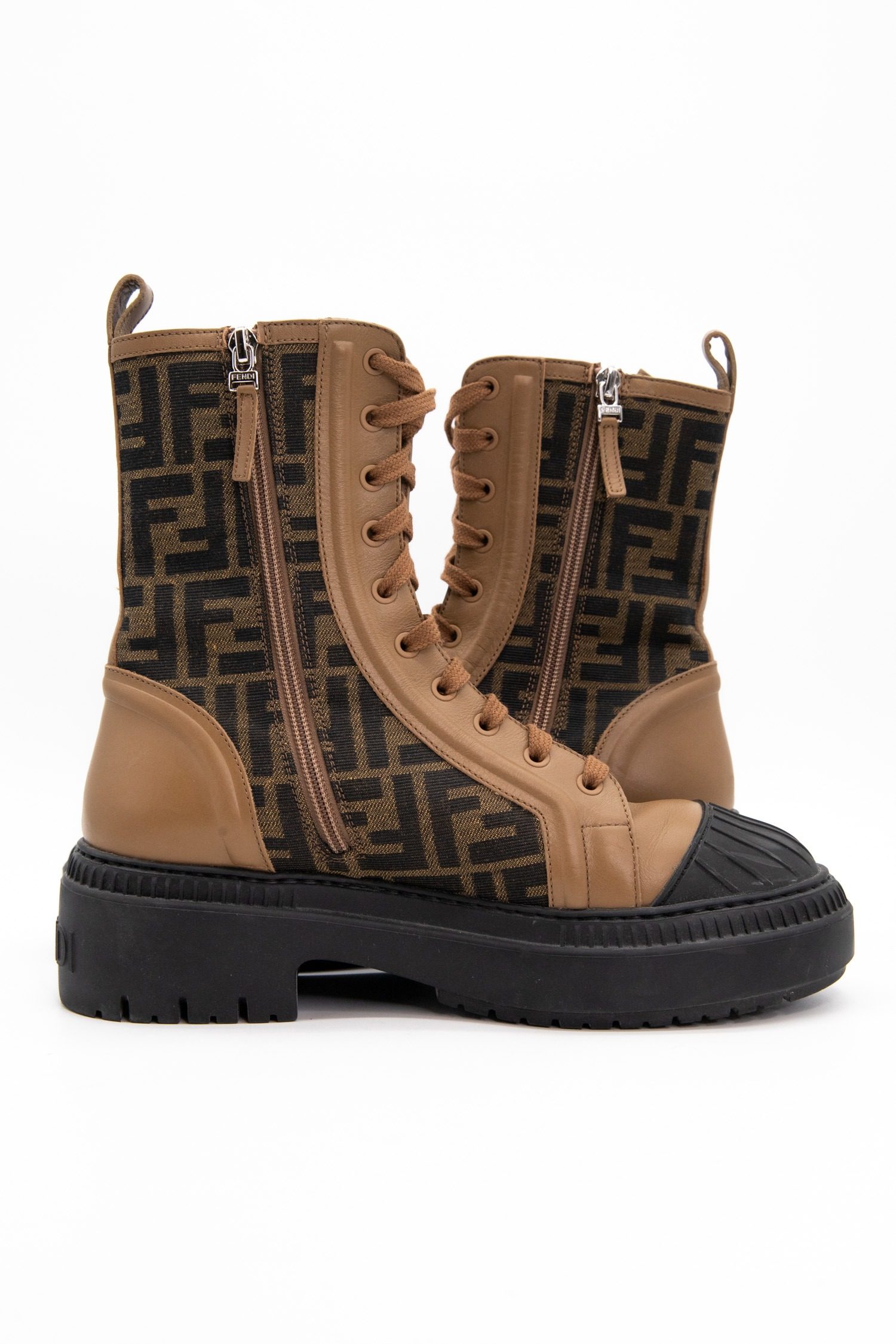 Thumbnail of http://Fendi%20Domino%20Martin%20Stiefeletten%20in%20Braun%20und%20Anthrazit