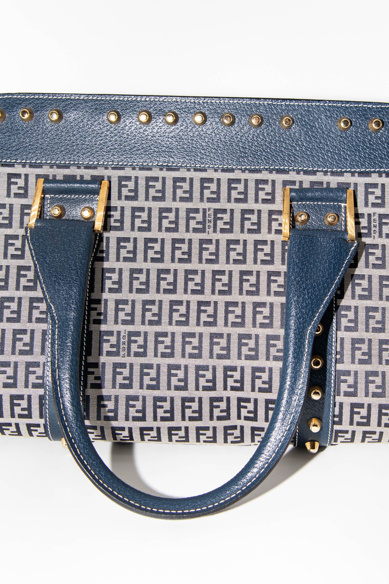 Thumbnail of http://Fendi%20Vintage%20Studded%20Top-Handle%20Handtasche%20in%20Blau