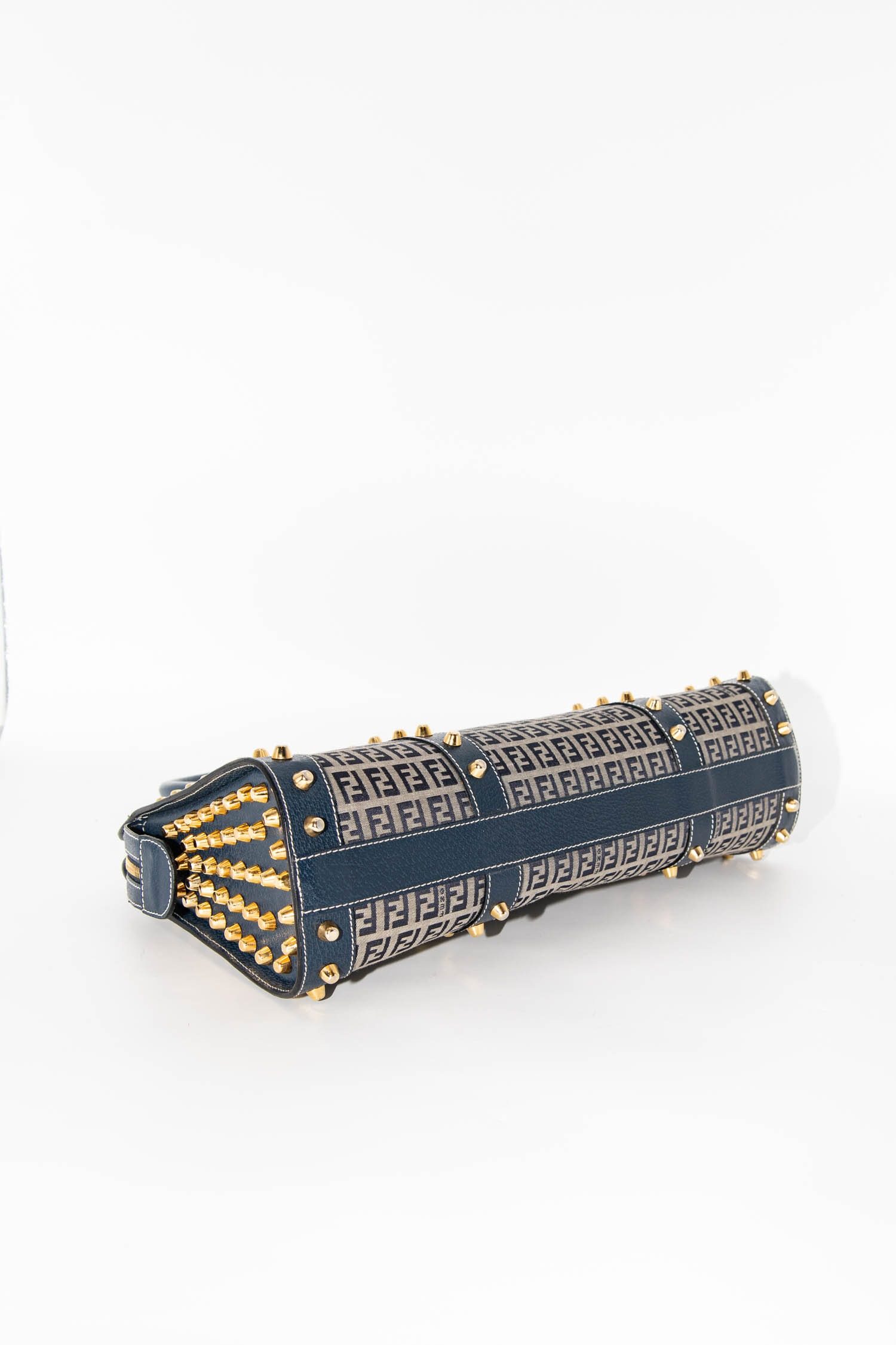 Thumbnail of http://Fendi%20Vintage%20Studded%20Top-Handle%20Handtasche%20in%20Blau