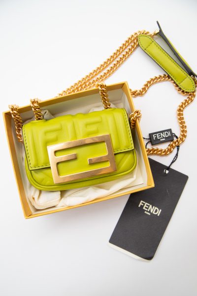 Fendi "Nano Baguette" Mini-Umhängetasche in Grün