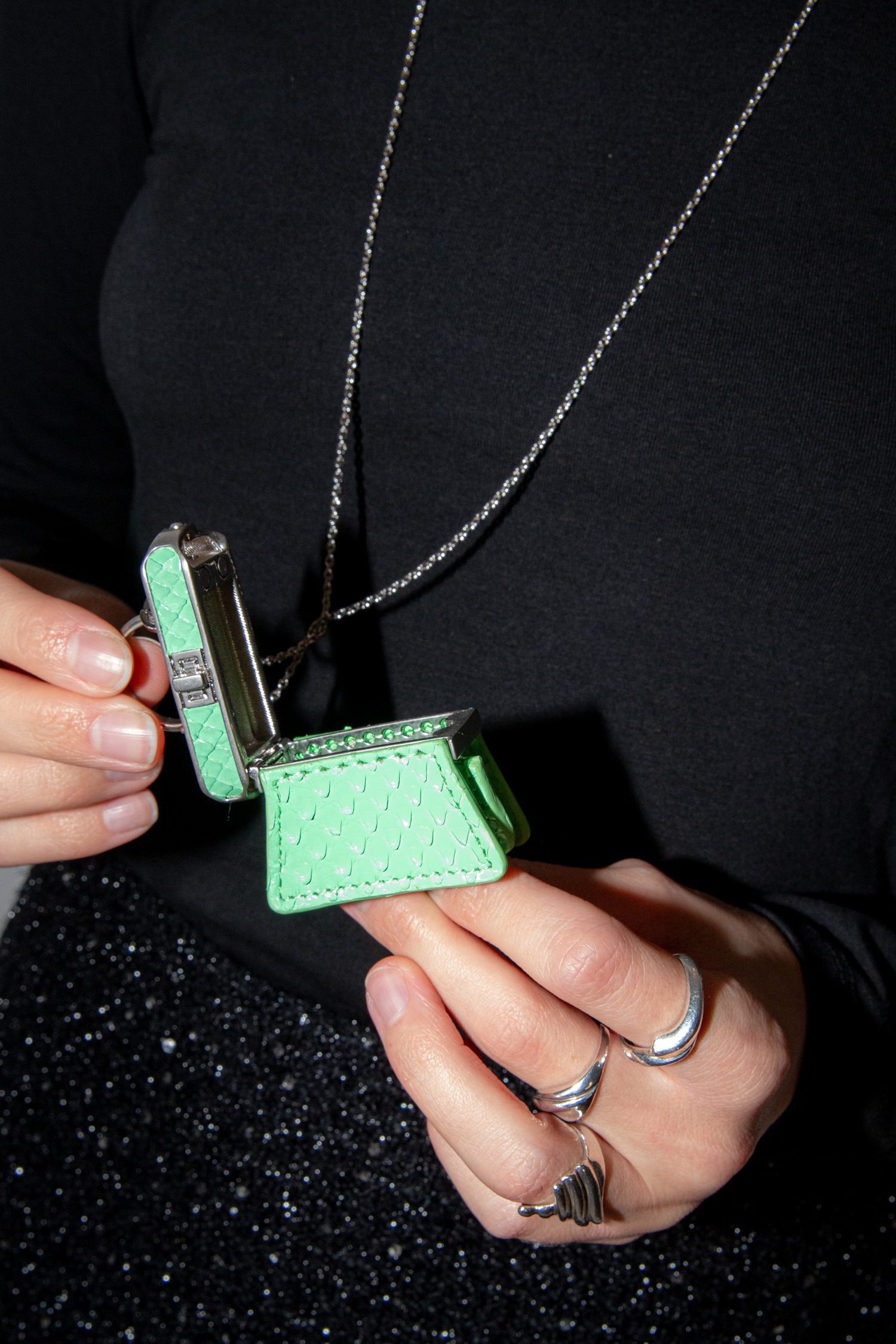 Thumbnail of http://Fendi%20Baguette%20Mini-Taschenänhänger%20in%20Grün