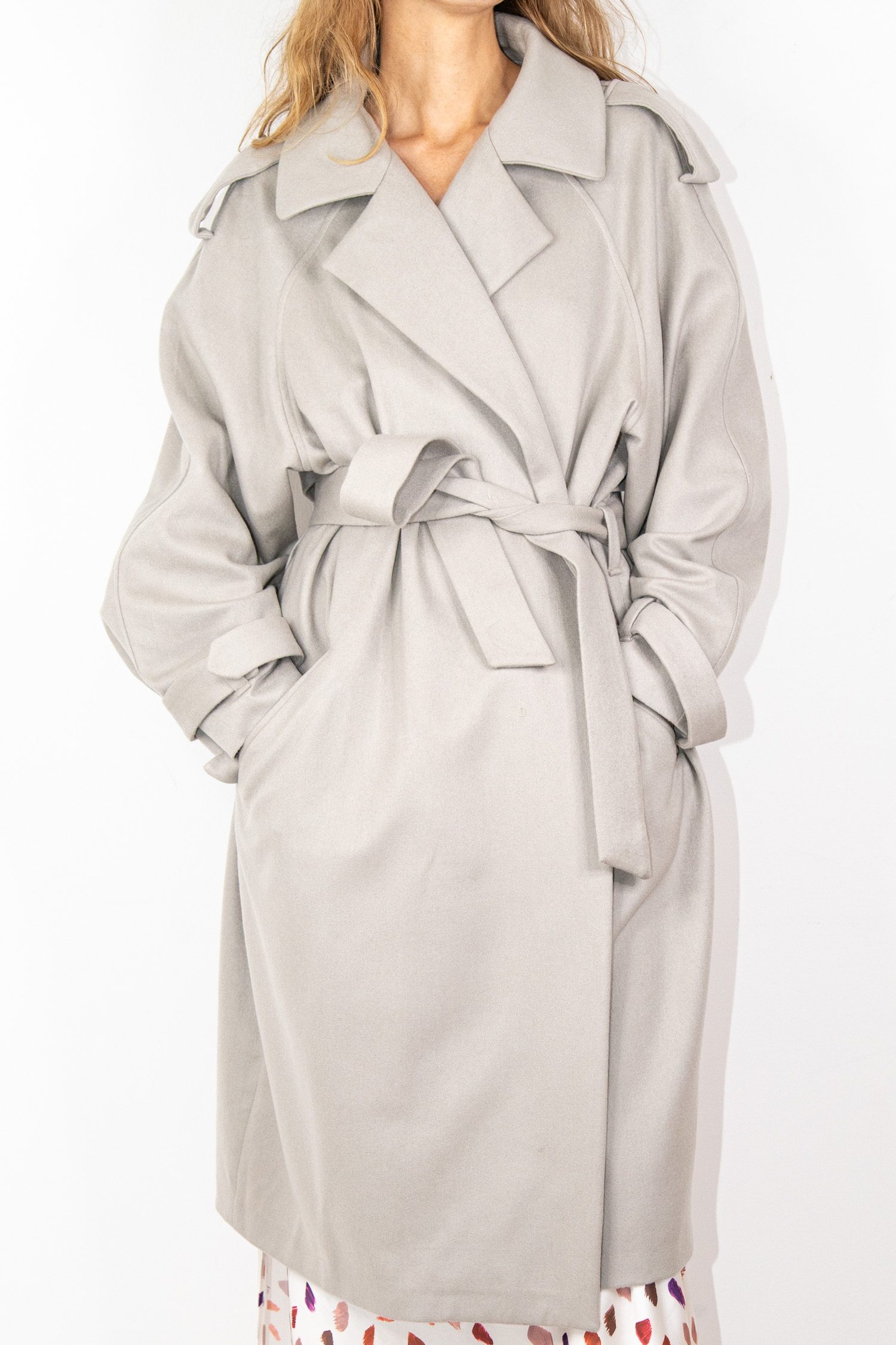 Frenckenberger "Backtrack" leichter Kaschmir-Trenchcoat in Grau-beige